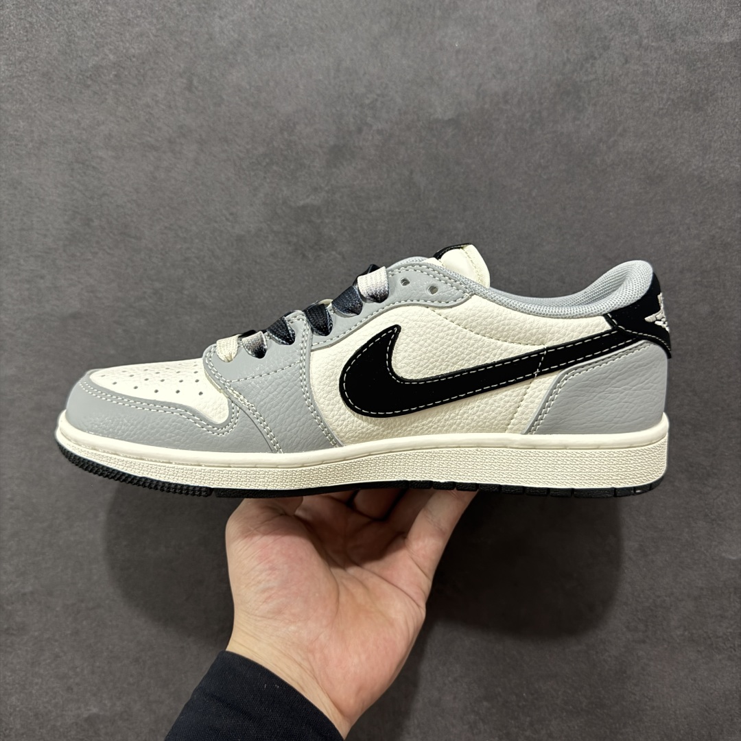 图片[2]-【定制版】Travis Scott x Fragment Design x Air Jordan 1 Low OG SP AJ1 乔1 斯图西联名 低帮文化休闲板鞋 XS7089-601  #多方联名合作融合了Travis Scott 独特的音乐风格，藤原浩个性的设计风格以及Jordan品牌的经典元素 使其成为一双具有独特身份和价值的鞋子 清新而立体的外观加上联名标识更突出了其独特身份 这种配色方案显示出活力和时尚感 在视觉上引人注目 鞋身的质感和细腻的细节处理使其显得高端而格调十足 这款“倒钩”联名是设计与创意完美结合 融合多方的个性风格是一款备受瞩目的潮流鞋款  尺码：36 36.5 37.5 38 38.5 39 40 40.5 41 42 42.5 43 44 44.5 45-选品中心