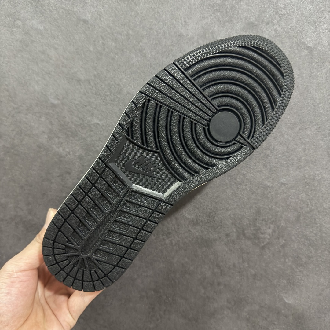 图片[9]-【定制版】Travis Scott x Fragment Design x Air Jordan 1 Low OG SP AJ1 乔1 斯图西联名 低帮文化休闲板鞋 XS7089-601  #多方联名合作融合了Travis Scott 独特的音乐风格，藤原浩个性的设计风格以及Jordan品牌的经典元素 使其成为一双具有独特身份和价值的鞋子 清新而立体的外观加上联名标识更突出了其独特身份 这种配色方案显示出活力和时尚感 在视觉上引人注目 鞋身的质感和细腻的细节处理使其显得高端而格调十足 这款“倒钩”联名是设计与创意完美结合 融合多方的个性风格是一款备受瞩目的潮流鞋款  尺码：36 36.5 37.5 38 38.5 39 40 40.5 41 42 42.5 43 44 44.5 45-选品中心