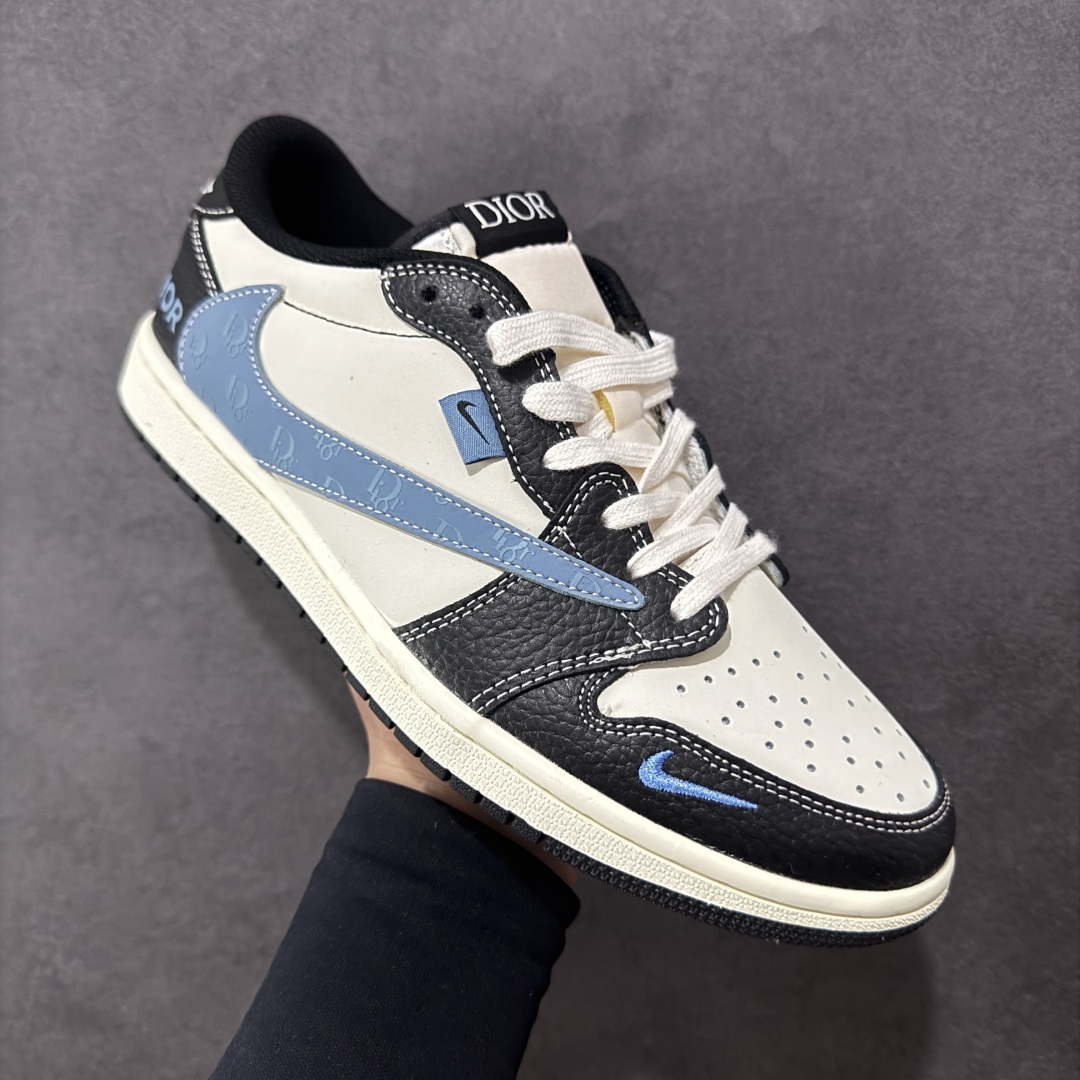 图片[3]-【定制版】Travis Scott x Fragment Design x Air Jordan 1 Low OG SP AJ1 乔1 迪奥联名 黑白小蓝勾 低帮文化休闲板鞋 XZ5749-003  #多方联名合作融合了Travis Scott 独特的音乐风格，藤原浩个性的设计风格以及Jordan品牌的经典元素 使其成为一双具有独特身份和价值的鞋子 清新而立体的外观加上联名标识更突出了其独特身份 这种配色方案显示出活力和时尚感 在视觉上引人注目 鞋身的质感和细腻的细节处理使其显得高端而格调十足 这款“倒钩”联名是设计与创意完美结合 融合多方的个性风格是一款备受瞩目的潮流鞋款  尺码：36 36.5 37.5 38 38.5 39 40 40.5 41 42 42.5 43 44 44.5 45-选品中心