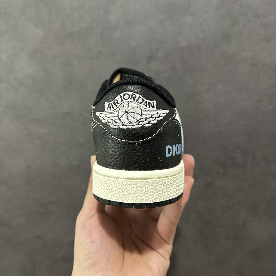 图片[4]-【定制版】Travis Scott x Fragment Design x Air Jordan 1 Low OG SP AJ1 乔1 迪奥联名 黑白小蓝勾 低帮文化休闲板鞋 XZ5749-003  #多方联名合作融合了Travis Scott 独特的音乐风格，藤原浩个性的设计风格以及Jordan品牌的经典元素 使其成为一双具有独特身份和价值的鞋子 清新而立体的外观加上联名标识更突出了其独特身份 这种配色方案显示出活力和时尚感 在视觉上引人注目 鞋身的质感和细腻的细节处理使其显得高端而格调十足 这款“倒钩”联名是设计与创意完美结合 融合多方的个性风格是一款备受瞩目的潮流鞋款  尺码：36 36.5 37.5 38 38.5 39 40 40.5 41 42 42.5 43 44 44.5 45-选品中心