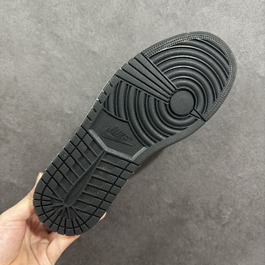 图片[9]-【定制版】Travis Scott x Fragment Design x Air Jordan 1 Low OG SP AJ1 乔1 迪奥联名 黑白小蓝勾 低帮文化休闲板鞋 XZ5749-003  #多方联名合作融合了Travis Scott 独特的音乐风格，藤原浩个性的设计风格以及Jordan品牌的经典元素 使其成为一双具有独特身份和价值的鞋子 清新而立体的外观加上联名标识更突出了其独特身份 这种配色方案显示出活力和时尚感 在视觉上引人注目 鞋身的质感和细腻的细节处理使其显得高端而格调十足 这款“倒钩”联名是设计与创意完美结合 融合多方的个性风格是一款备受瞩目的潮流鞋款  尺码：36 36.5 37.5 38 38.5 39 40 40.5 41 42 42.5 43 44 44.5 45-选品中心