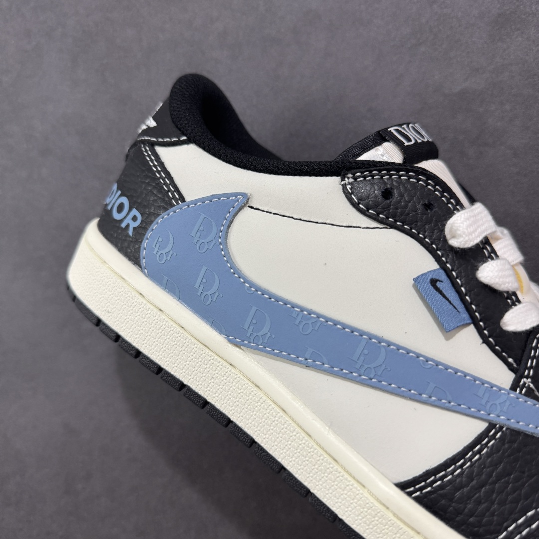 图片[6]-【定制版】Travis Scott x Fragment Design x Air Jordan 1 Low OG SP AJ1 乔1 迪奥联名 黑白小蓝勾 低帮文化休闲板鞋 XZ5749-003  #多方联名合作融合了Travis Scott 独特的音乐风格，藤原浩个性的设计风格以及Jordan品牌的经典元素 使其成为一双具有独特身份和价值的鞋子 清新而立体的外观加上联名标识更突出了其独特身份 这种配色方案显示出活力和时尚感 在视觉上引人注目 鞋身的质感和细腻的细节处理使其显得高端而格调十足 这款“倒钩”联名是设计与创意完美结合 融合多方的个性风格是一款备受瞩目的潮流鞋款  尺码：36 36.5 37.5 38 38.5 39 40 40.5 41 42 42.5 43 44 44.5 45-选品中心