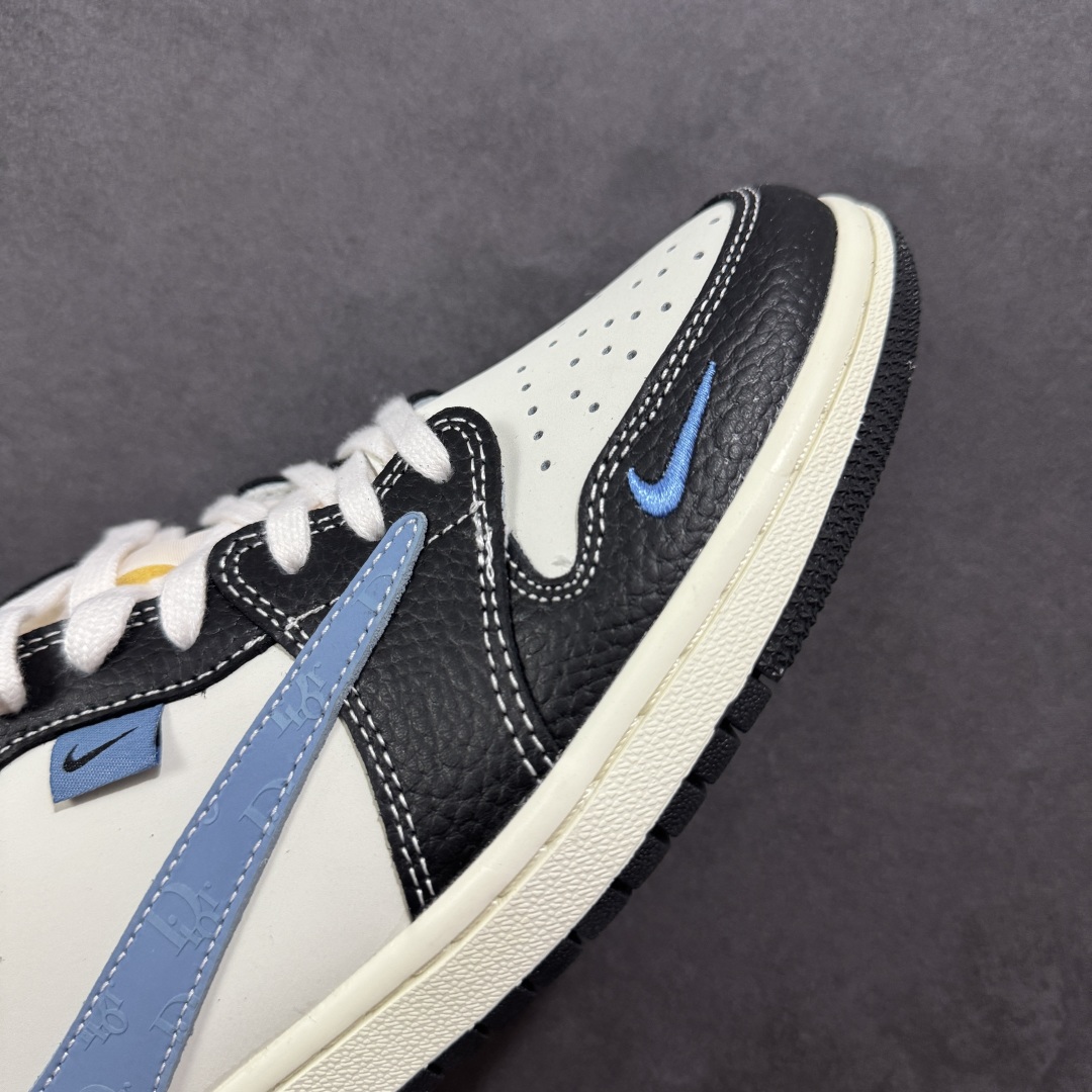 图片[5]-【定制版】Travis Scott x Fragment Design x Air Jordan 1 Low OG SP AJ1 乔1 迪奥联名 黑白小蓝勾 低帮文化休闲板鞋 XZ5749-003  #多方联名合作融合了Travis Scott 独特的音乐风格，藤原浩个性的设计风格以及Jordan品牌的经典元素 使其成为一双具有独特身份和价值的鞋子 清新而立体的外观加上联名标识更突出了其独特身份 这种配色方案显示出活力和时尚感 在视觉上引人注目 鞋身的质感和细腻的细节处理使其显得高端而格调十足 这款“倒钩”联名是设计与创意完美结合 融合多方的个性风格是一款备受瞩目的潮流鞋款  尺码：36 36.5 37.5 38 38.5 39 40 40.5 41 42 42.5 43 44 44.5 45-选品中心