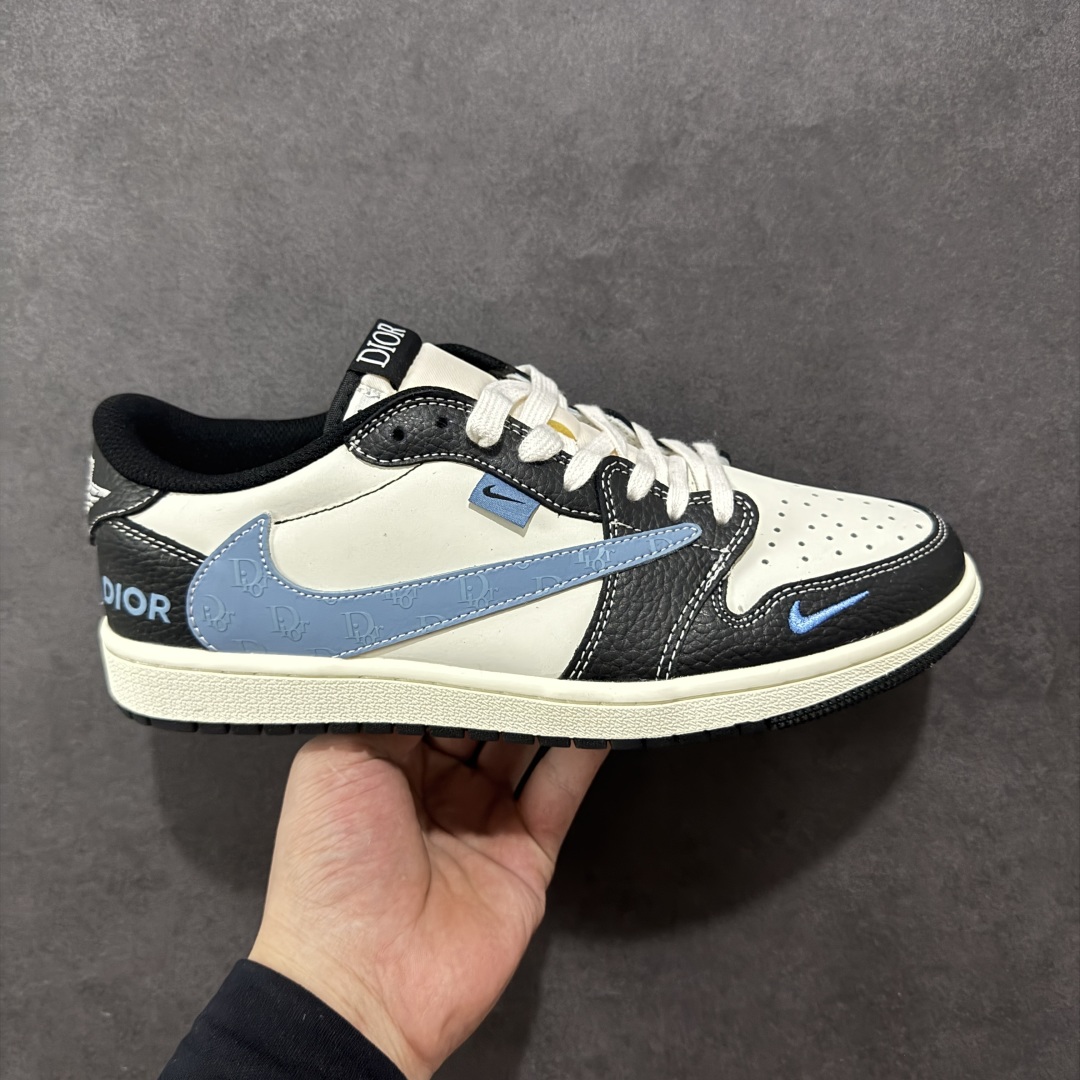 【定制版】Travis Scott x Fragment Design x Air Jordan 1 Low OG SP AJ1 乔1 迪奥联名 黑白小蓝勾 低帮文化休闲板鞋 XZ5749-003  #多方联名合作融合了Travis Scott 独特的音乐风格,藤原浩个性的设计风格以及Jordan品牌的经典元素 使其成为一双具有独特身份和价值的鞋子 清新而立体的外观加上联名标识更突出了其独特身份 这种配色方案显示出活力和时尚感 在视觉上引人注目 鞋身的质感和细腻的细节处理使其显得高端而格调十足 这款“倒钩”联名是设计与创意完美结合 融合多方的个性风格是一款备受瞩目的潮流鞋款  尺码:36 36.5 37.5 38 38.5 39 40 40.5 41 42 42.5 43 44 44.5 45-选品中心