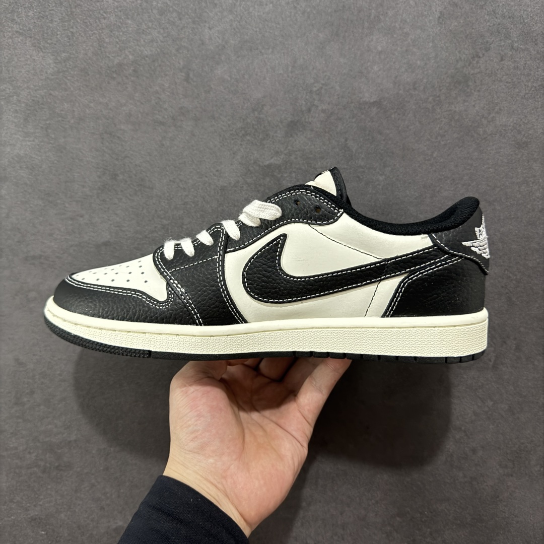 图片[2]-【定制版】Travis Scott x Fragment Design x Air Jordan 1 Low OG SP AJ1 乔1 迪奥联名 黑白小蓝勾 低帮文化休闲板鞋 XZ5749-003  #多方联名合作融合了Travis Scott 独特的音乐风格，藤原浩个性的设计风格以及Jordan品牌的经典元素 使其成为一双具有独特身份和价值的鞋子 清新而立体的外观加上联名标识更突出了其独特身份 这种配色方案显示出活力和时尚感 在视觉上引人注目 鞋身的质感和细腻的细节处理使其显得高端而格调十足 这款“倒钩”联名是设计与创意完美结合 融合多方的个性风格是一款备受瞩目的潮流鞋款  尺码：36 36.5 37.5 38 38.5 39 40 40.5 41 42 42.5 43 44 44.5 45-选品中心