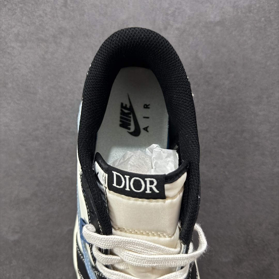 图片[7]-【定制版】Travis Scott x Fragment Design x Air Jordan 1 Low OG SP AJ1 乔1 迪奥联名 黑白小蓝勾 低帮文化休闲板鞋 XZ5749-003  #多方联名合作融合了Travis Scott 独特的音乐风格，藤原浩个性的设计风格以及Jordan品牌的经典元素 使其成为一双具有独特身份和价值的鞋子 清新而立体的外观加上联名标识更突出了其独特身份 这种配色方案显示出活力和时尚感 在视觉上引人注目 鞋身的质感和细腻的细节处理使其显得高端而格调十足 这款“倒钩”联名是设计与创意完美结合 融合多方的个性风格是一款备受瞩目的潮流鞋款  尺码：36 36.5 37.5 38 38.5 39 40 40.5 41 42 42.5 43 44 44.5 45-选品中心