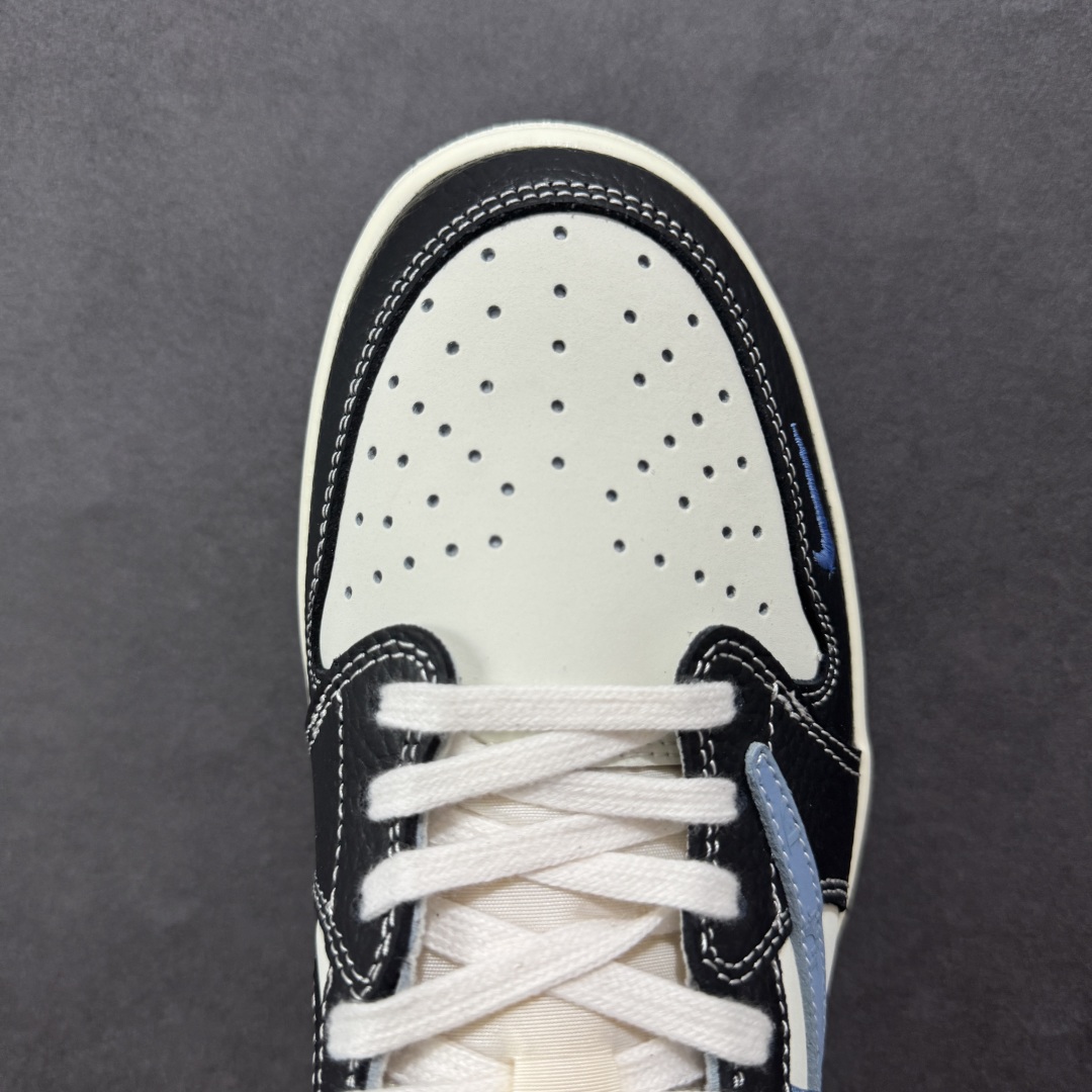 图片[8]-【定制版】Travis Scott x Fragment Design x Air Jordan 1 Low OG SP AJ1 乔1 迪奥联名 黑白小蓝勾 低帮文化休闲板鞋 XZ5749-003  #多方联名合作融合了Travis Scott 独特的音乐风格，藤原浩个性的设计风格以及Jordan品牌的经典元素 使其成为一双具有独特身份和价值的鞋子 清新而立体的外观加上联名标识更突出了其独特身份 这种配色方案显示出活力和时尚感 在视觉上引人注目 鞋身的质感和细腻的细节处理使其显得高端而格调十足 这款“倒钩”联名是设计与创意完美结合 融合多方的个性风格是一款备受瞩目的潮流鞋款  尺码：36 36.5 37.5 38 38.5 39 40 40.5 41 42 42.5 43 44 44.5 45-选品中心