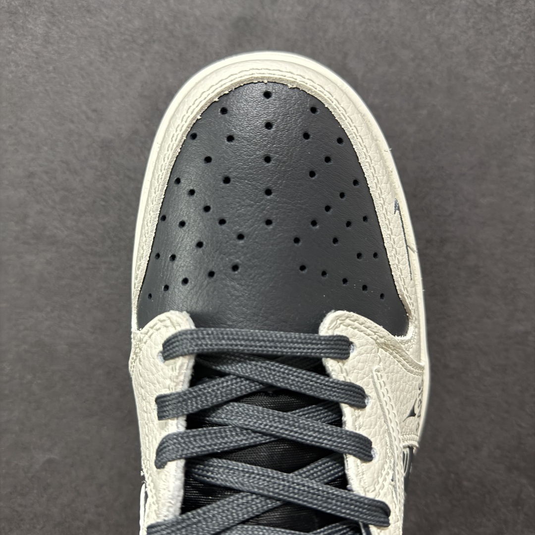 图片[8]-【定制版】Travis Scott x Fragment Design x Air Jordan 1 Low OG SP AJ1 乔1 巴黎世家联名 米白黑印花 低帮文化休闲板鞋 LD2025-019  #多方联名合作融合了Travis Scott 独特的音乐风格，藤原浩个性的设计风格以及Jordan品牌的经典元素 使其成为一双具有独特身份和价值的鞋子 清新而立体的外观加上联名标识更突出了其独特身份 这种配色方案显示出活力和时尚感 在视觉上引人注目 鞋身的质感和细腻的细节处理使其显得高端而格调十足 这款“倒钩”联名是设计与创意完美结合 融合多方的个性风格是一款备受瞩目的潮流鞋款  尺码：36 36.5 37.5 38 38.5 39 40 40.5 41 42 42.5 43 44 44.5 45-选品中心