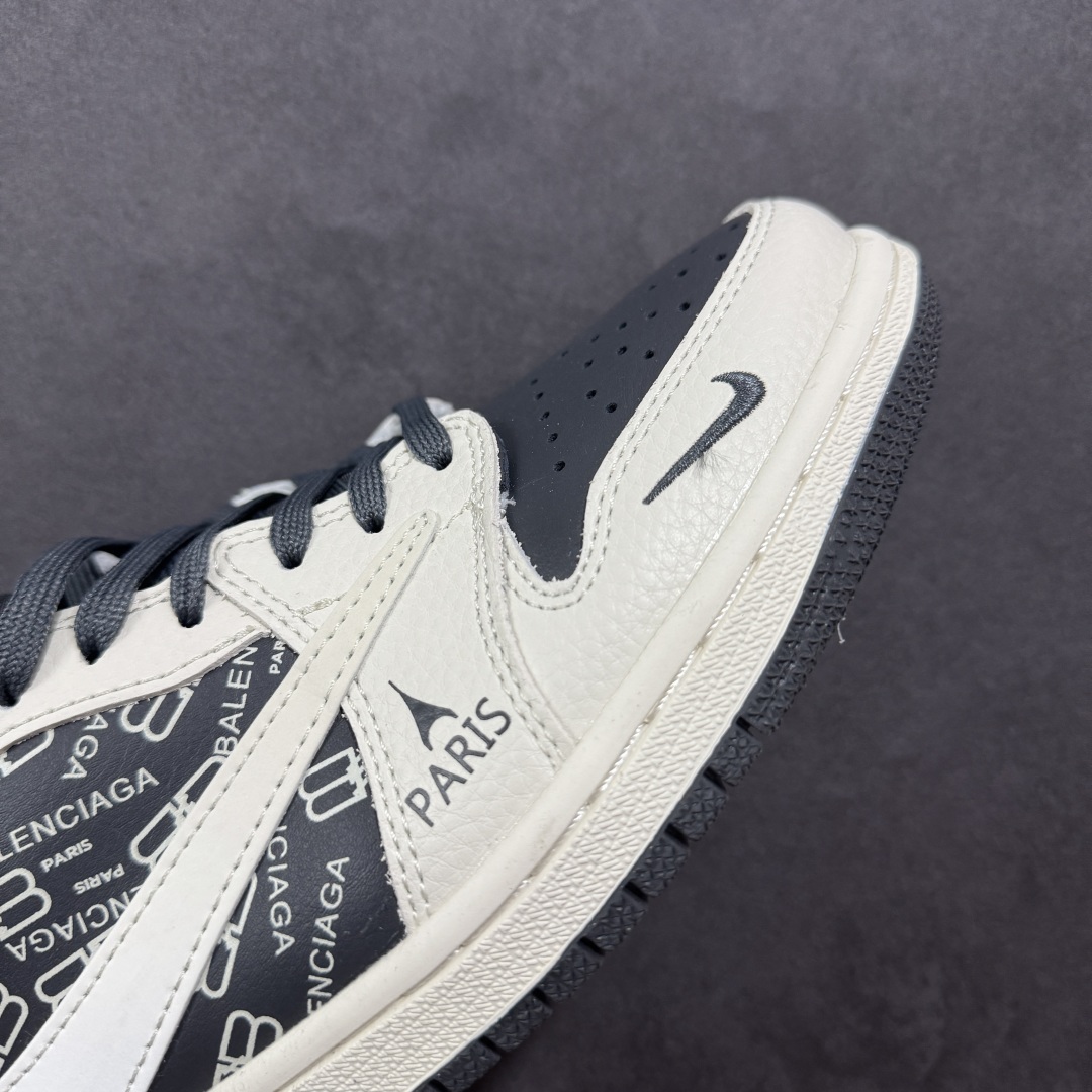 图片[5]-【定制版】Travis Scott x Fragment Design x Air Jordan 1 Low OG SP AJ1 乔1 巴黎世家联名 米白黑印花 低帮文化休闲板鞋 LD2025-019  #多方联名合作融合了Travis Scott 独特的音乐风格，藤原浩个性的设计风格以及Jordan品牌的经典元素 使其成为一双具有独特身份和价值的鞋子 清新而立体的外观加上联名标识更突出了其独特身份 这种配色方案显示出活力和时尚感 在视觉上引人注目 鞋身的质感和细腻的细节处理使其显得高端而格调十足 这款“倒钩”联名是设计与创意完美结合 融合多方的个性风格是一款备受瞩目的潮流鞋款  尺码：36 36.5 37.5 38 38.5 39 40 40.5 41 42 42.5 43 44 44.5 45-选品中心
