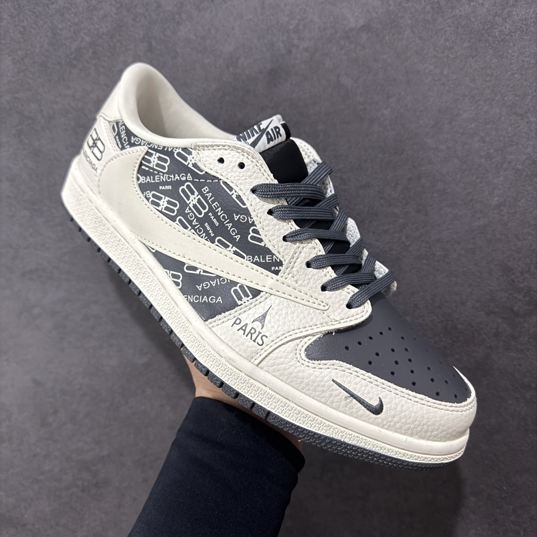 图片[3]-【定制版】Travis Scott x Fragment Design x Air Jordan 1 Low OG SP AJ1 乔1 巴黎世家联名 米白黑印花 低帮文化休闲板鞋 LD2025-019  #多方联名合作融合了Travis Scott 独特的音乐风格，藤原浩个性的设计风格以及Jordan品牌的经典元素 使其成为一双具有独特身份和价值的鞋子 清新而立体的外观加上联名标识更突出了其独特身份 这种配色方案显示出活力和时尚感 在视觉上引人注目 鞋身的质感和细腻的细节处理使其显得高端而格调十足 这款“倒钩”联名是设计与创意完美结合 融合多方的个性风格是一款备受瞩目的潮流鞋款  尺码：36 36.5 37.5 38 38.5 39 40 40.5 41 42 42.5 43 44 44.5 45-选品中心