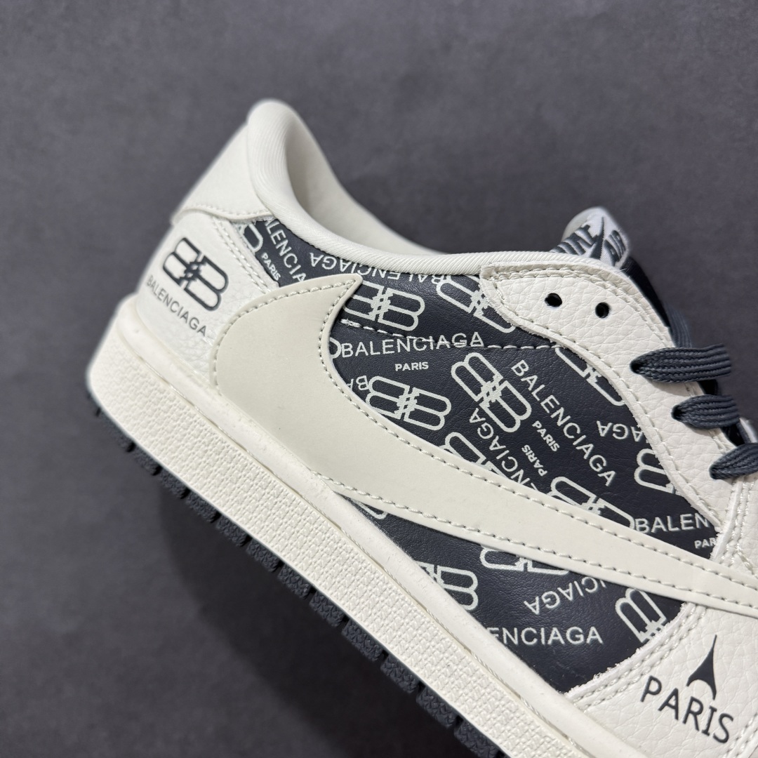 图片[6]-【定制版】Travis Scott x Fragment Design x Air Jordan 1 Low OG SP AJ1 乔1 巴黎世家联名 米白黑印花 低帮文化休闲板鞋 LD2025-019  #多方联名合作融合了Travis Scott 独特的音乐风格，藤原浩个性的设计风格以及Jordan品牌的经典元素 使其成为一双具有独特身份和价值的鞋子 清新而立体的外观加上联名标识更突出了其独特身份 这种配色方案显示出活力和时尚感 在视觉上引人注目 鞋身的质感和细腻的细节处理使其显得高端而格调十足 这款“倒钩”联名是设计与创意完美结合 融合多方的个性风格是一款备受瞩目的潮流鞋款  尺码：36 36.5 37.5 38 38.5 39 40 40.5 41 42 42.5 43 44 44.5 45-选品中心