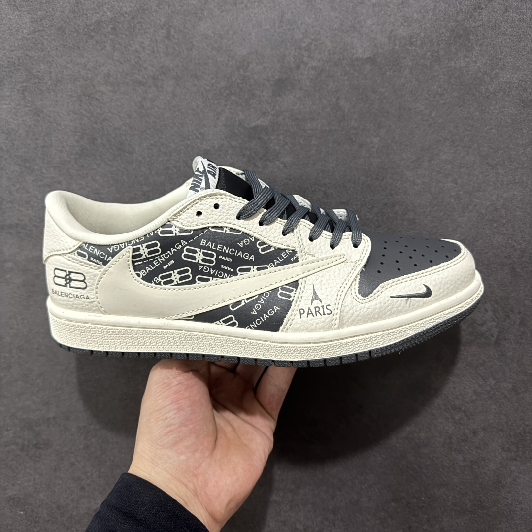 【定制版】Travis Scott x Fragment Design x Air Jordan 1 Low OG SP AJ1 乔1 巴黎世家联名 米白黑印花 低帮文化休闲板鞋 LD2025-019  #多方联名合作融合了Travis Scott 独特的音乐风格,藤原浩个性的设计风格以及Jordan品牌的经典元素 使其成为一双具有独特身份和价值的鞋子 清新而立体的外观加上联名标识更突出了其独特身份 这种配色方案显示出活力和时尚感 在视觉上引人注目 鞋身的质感和细腻的细节处理使其显得高端而格调十足 这款“倒钩”联名是设计与创意完美结合 融合多方的个性风格是一款备受瞩目的潮流鞋款  尺码:36 36.5 37.5 38 38.5 39 40 40.5 41 42 42.5 43 44 44.5 45-选品中心