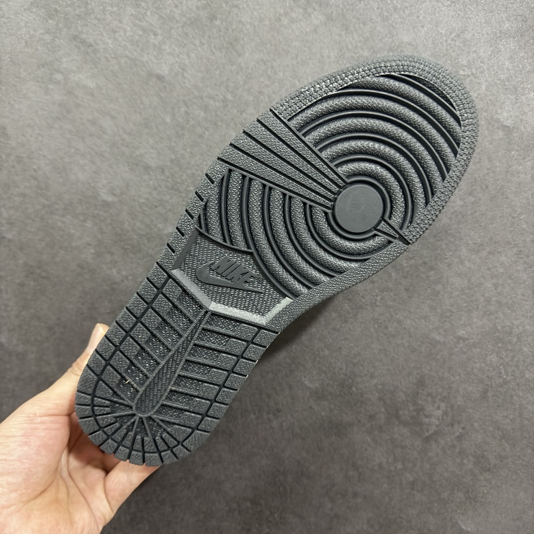 图片[9]-【定制版】Travis Scott x Fragment Design x Air Jordan 1 Low OG SP AJ1 乔1 巴黎世家联名 米白黑印花 低帮文化休闲板鞋 LD2025-019  #多方联名合作融合了Travis Scott 独特的音乐风格，藤原浩个性的设计风格以及Jordan品牌的经典元素 使其成为一双具有独特身份和价值的鞋子 清新而立体的外观加上联名标识更突出了其独特身份 这种配色方案显示出活力和时尚感 在视觉上引人注目 鞋身的质感和细腻的细节处理使其显得高端而格调十足 这款“倒钩”联名是设计与创意完美结合 融合多方的个性风格是一款备受瞩目的潮流鞋款  尺码：36 36.5 37.5 38 38.5 39 40 40.5 41 42 42.5 43 44 44.5 45-选品中心