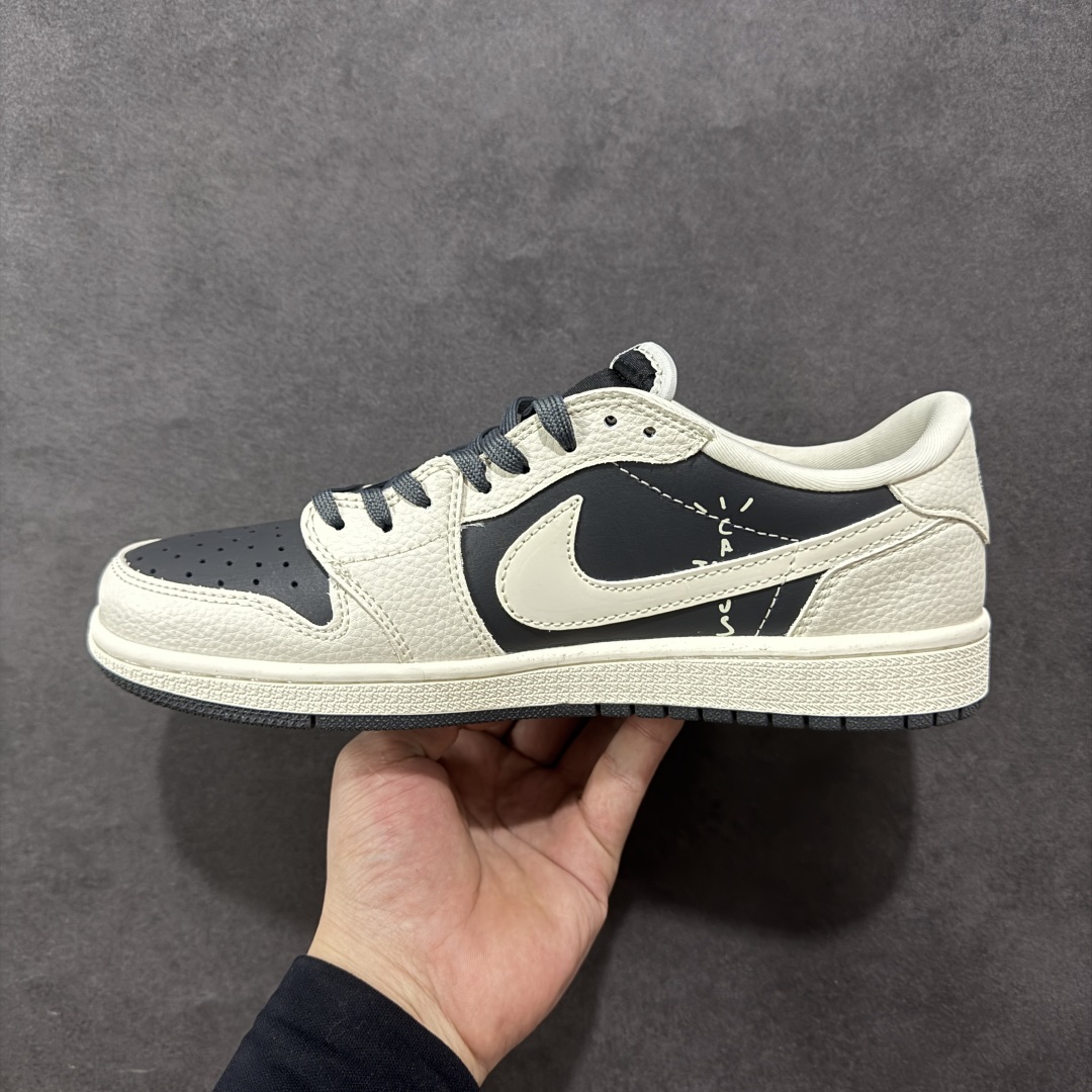 图片[2]-【定制版】Travis Scott x Fragment Design x Air Jordan 1 Low OG SP AJ1 乔1 巴黎世家联名 米白黑印花 低帮文化休闲板鞋 LD2025-019  #多方联名合作融合了Travis Scott 独特的音乐风格，藤原浩个性的设计风格以及Jordan品牌的经典元素 使其成为一双具有独特身份和价值的鞋子 清新而立体的外观加上联名标识更突出了其独特身份 这种配色方案显示出活力和时尚感 在视觉上引人注目 鞋身的质感和细腻的细节处理使其显得高端而格调十足 这款“倒钩”联名是设计与创意完美结合 融合多方的个性风格是一款备受瞩目的潮流鞋款  尺码：36 36.5 37.5 38 38.5 39 40 40.5 41 42 42.5 43 44 44.5 45-选品中心