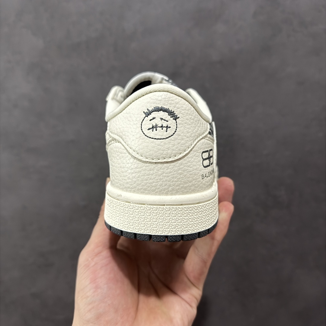 图片[4]-【定制版】Travis Scott x Fragment Design x Air Jordan 1 Low OG SP AJ1 乔1 巴黎世家联名 米白黑印花 低帮文化休闲板鞋 LD2025-019  #多方联名合作融合了Travis Scott 独特的音乐风格，藤原浩个性的设计风格以及Jordan品牌的经典元素 使其成为一双具有独特身份和价值的鞋子 清新而立体的外观加上联名标识更突出了其独特身份 这种配色方案显示出活力和时尚感 在视觉上引人注目 鞋身的质感和细腻的细节处理使其显得高端而格调十足 这款“倒钩”联名是设计与创意完美结合 融合多方的个性风格是一款备受瞩目的潮流鞋款  尺码：36 36.5 37.5 38 38.5 39 40 40.5 41 42 42.5 43 44 44.5 45-选品中心