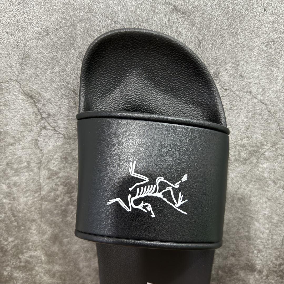 图片[5]-【公司级】Arctery x SYLAN 始祖鸟舒适防滑防磨一字拖鞋 男女同款 Arcteryx中文名始祖鸟 加拿大户外服饰品牌 1989年创立于加拿大温哥华 始祖鸟来自加拿大海岸山脉 植根高山的专业户外品牌 始终秉承对精湛设计和工艺孜孜以求的准则 从1989年创立至今 Arcteryx始终不断在产品设计与做工上不惜工本 以满足始祖鸟的标准 品质、设计以及精简的理念造就了其良好的性能 并能满足严苛环境下的使用需求 尺码：39 40 41 42 43 44 45-选品中心