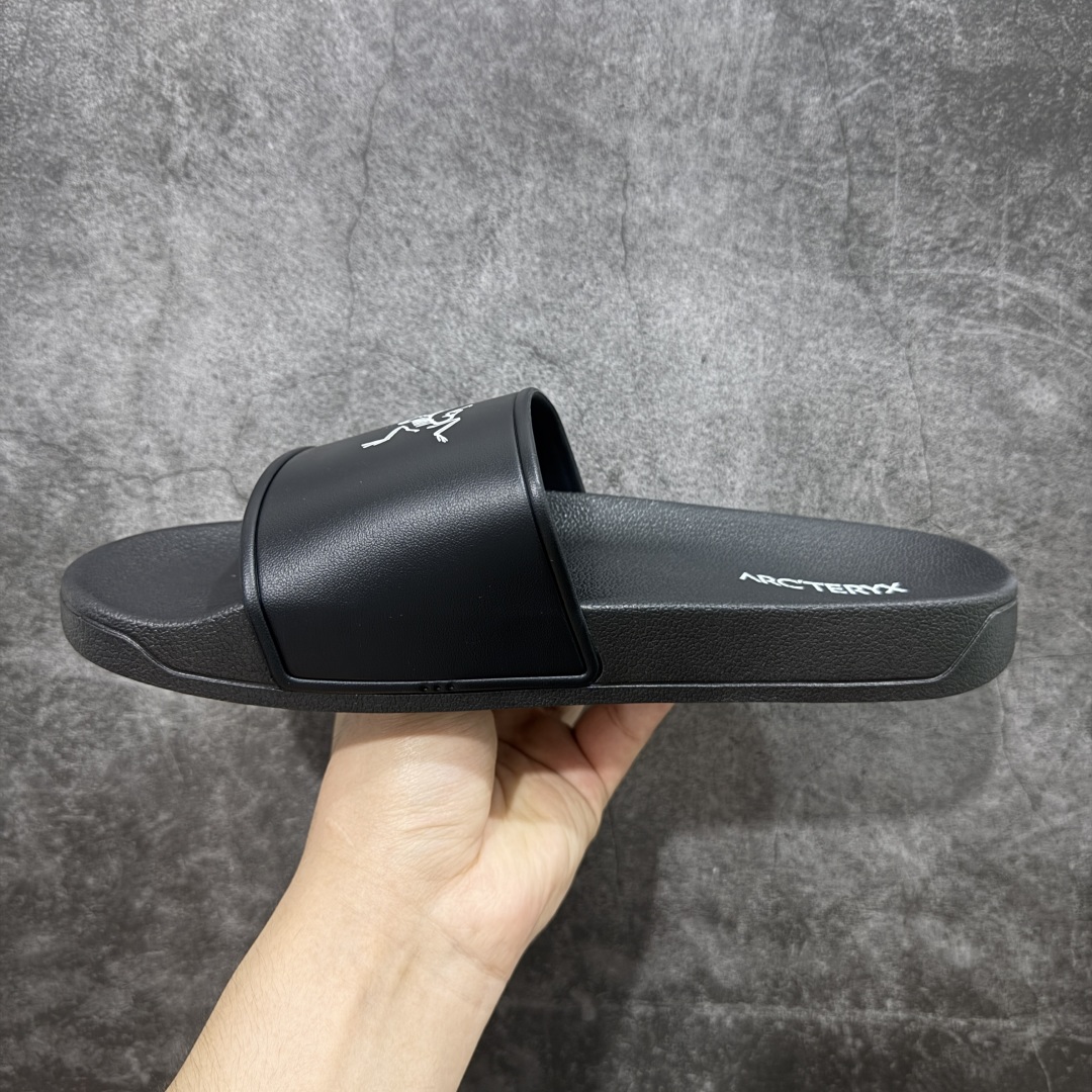 图片[2]-【公司级】Arctery x SYLAN 始祖鸟舒适防滑防磨一字拖鞋 男女同款 Arcteryx中文名始祖鸟 加拿大户外服饰品牌 1989年创立于加拿大温哥华 始祖鸟来自加拿大海岸山脉 植根高山的专业户外品牌 始终秉承对精湛设计和工艺孜孜以求的准则 从1989年创立至今 Arcteryx始终不断在产品设计与做工上不惜工本 以满足始祖鸟的标准 品质、设计以及精简的理念造就了其良好的性能 并能满足严苛环境下的使用需求 尺码：39 40 41 42 43 44 45-选品中心