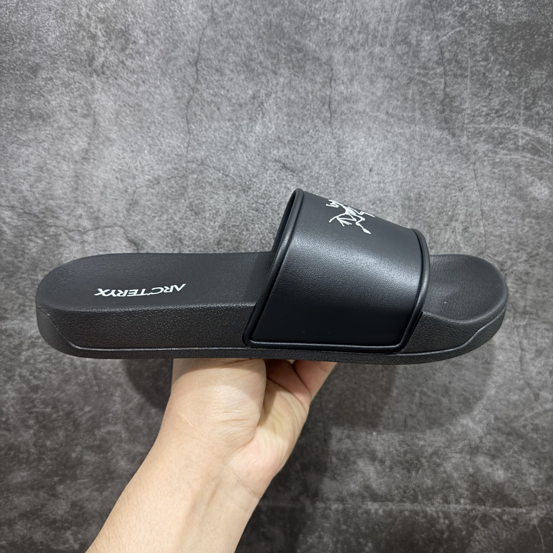 【公司级】Arctery x SYLAN 始祖鸟舒适防滑防磨一字拖鞋 男女同款 Arcteryx中文名始祖鸟 加拿大户外服饰品牌 1989年创立于加拿大温哥华 始祖鸟来自加拿大海岸山脉 植根高山的专业户外品牌 始终秉承对精湛设计和工艺孜孜以求的准则 从1989年创立至今 Arcteryx始终不断在产品设计与做工上不惜工本 以满足始祖鸟的标准 品质、设计以及精简的理念造就了其良好的性能 并能满足严苛环境下的使用需求 尺码:39 40 41 42 43 44 45-选品中心