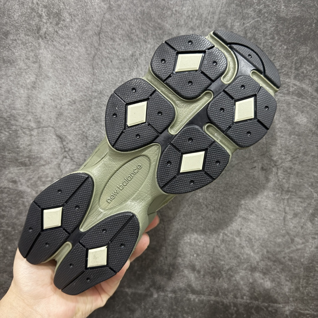 图片[9]-【纯原版】 New Balance NB9060 联名款 复古休闲运动慢跑鞋 墨绿色U9060ZGD 全套原楦原纸板原厂数据开发 进口三明治网面 原装进口翻毛皮料正确绒感卡色 正确中底拉帮中底网布细节 原厂标裁 带紫光防伪 定制后跟透明水晶模块 冲裁组合 大底贴合程度胶水上色把控完美 整洁度挑战全网艺术家 多道序QC把关品质完善 匠心打造 耗时两个月开发完成 工艺极其复杂难度可想而知 新开独立私模大底 全网唯一正确六层组合大底 高端零售专供产物 尺码：36 37 37.5 38 38.5 39 40 40.5 41 42 42.5 43 44 45 46.5-选品中心
