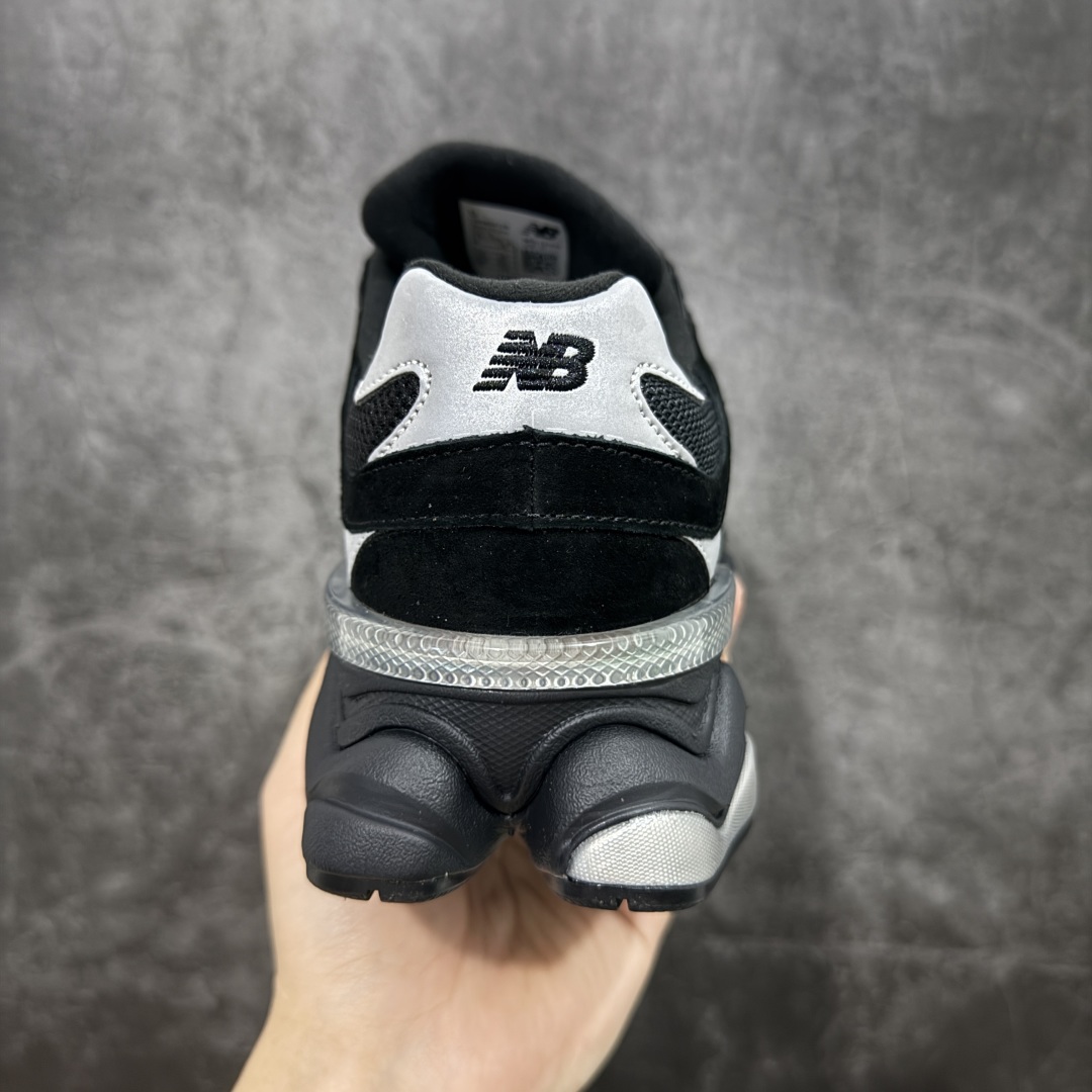 图片[4]-【纯原版】 New Balance NB9060 联名款 复古休闲运动慢跑鞋 黑白色U9060FOS 全套原楦原纸板原厂数据开发 进口三明治网面 原装进口翻毛皮料正确绒感卡色 正确中底拉帮中底网布细节 原厂标裁 带紫光防伪 定制后跟透明水晶模块 冲裁组合 大底贴合程度胶水上色把控完美 整洁度挑战全网艺术家 多道序QC把关品质完善 匠心打造 耗时两个月开发完成 工艺极其复杂难度可想而知 新开独立私模大底 全网唯一正确六层组合大底 高端零售专供产物 尺码：36 37 37.5 38 38.5 39 40 40.5 41 42 42.5 43 44 45 46.5-选品中心