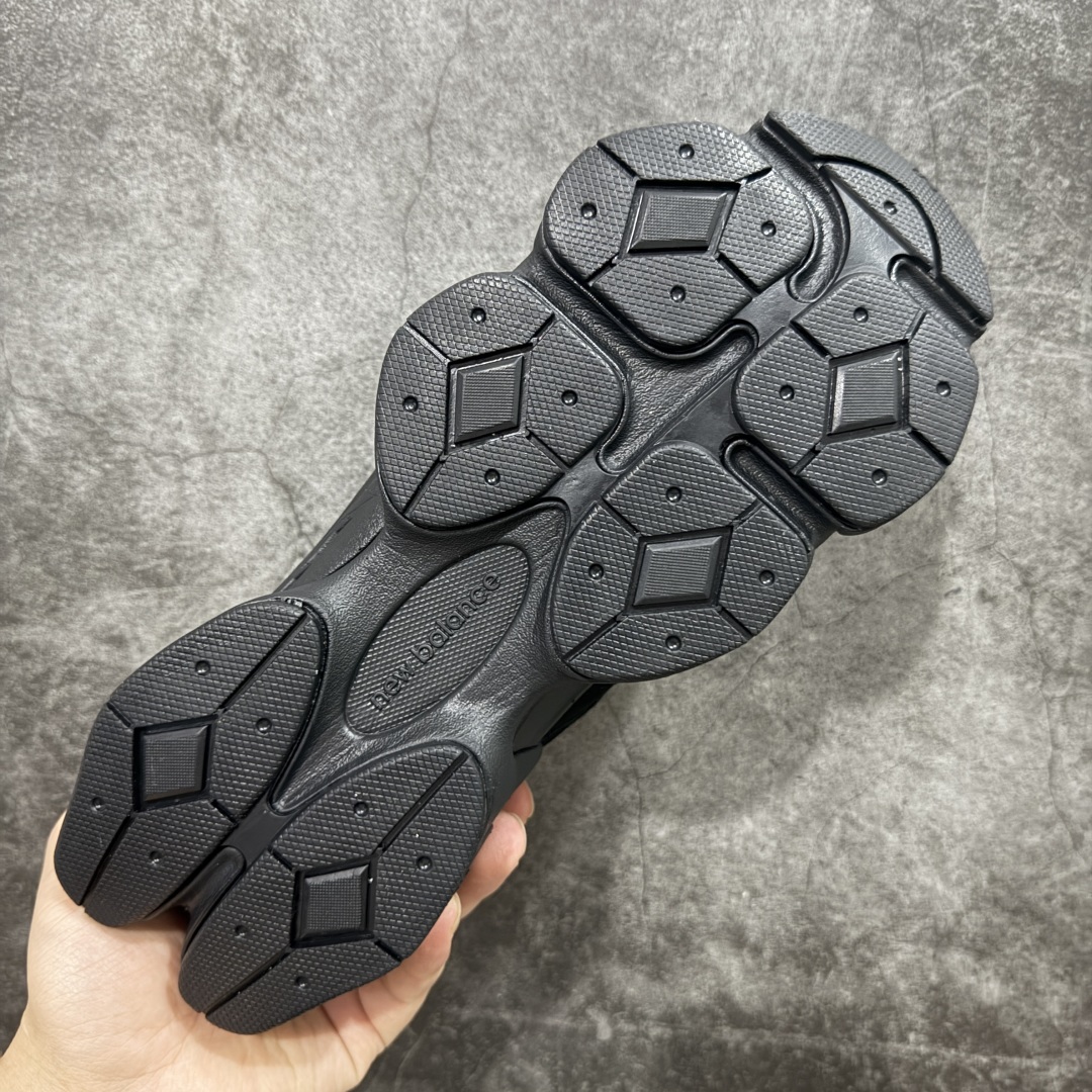 图片[9]-【纯原版】 New Balance NB9060 联名款 复古休闲运动慢跑鞋 黑白色U9060FOS 全套原楦原纸板原厂数据开发 进口三明治网面 原装进口翻毛皮料正确绒感卡色 正确中底拉帮中底网布细节 原厂标裁 带紫光防伪 定制后跟透明水晶模块 冲裁组合 大底贴合程度胶水上色把控完美 整洁度挑战全网艺术家 多道序QC把关品质完善 匠心打造 耗时两个月开发完成 工艺极其复杂难度可想而知 新开独立私模大底 全网唯一正确六层组合大底 高端零售专供产物 尺码：36 37 37.5 38 38.5 39 40 40.5 41 42 42.5 43 44 45 46.5-选品中心