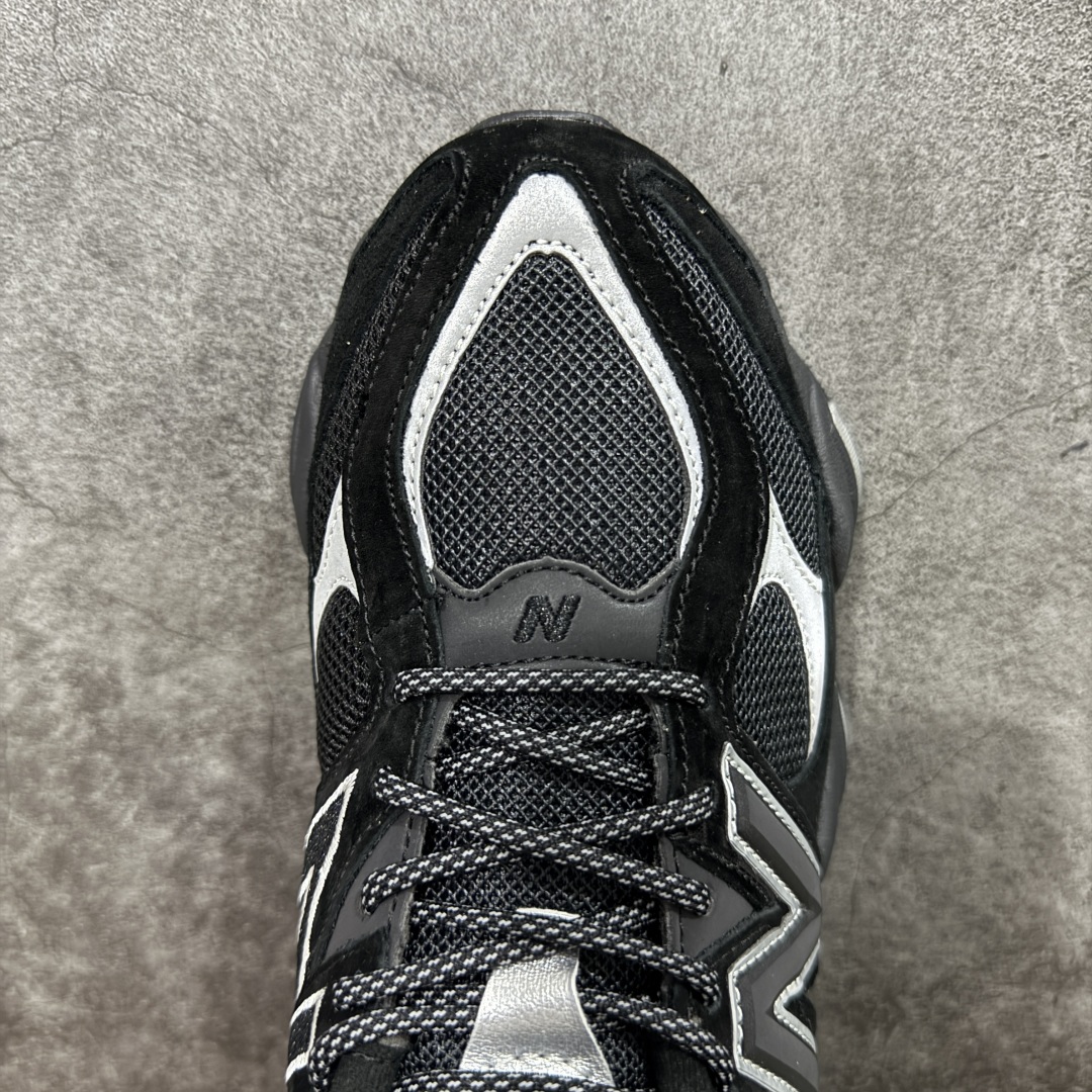 图片[5]-【纯原版】 New Balance NB9060 联名款 复古休闲运动慢跑鞋 黑白色U9060FOS 全套原楦原纸板原厂数据开发 进口三明治网面 原装进口翻毛皮料正确绒感卡色 正确中底拉帮中底网布细节 原厂标裁 带紫光防伪 定制后跟透明水晶模块 冲裁组合 大底贴合程度胶水上色把控完美 整洁度挑战全网艺术家 多道序QC把关品质完善 匠心打造 耗时两个月开发完成 工艺极其复杂难度可想而知 新开独立私模大底 全网唯一正确六层组合大底 高端零售专供产物 尺码：36 37 37.5 38 38.5 39 40 40.5 41 42 42.5 43 44 45 46.5-选品中心