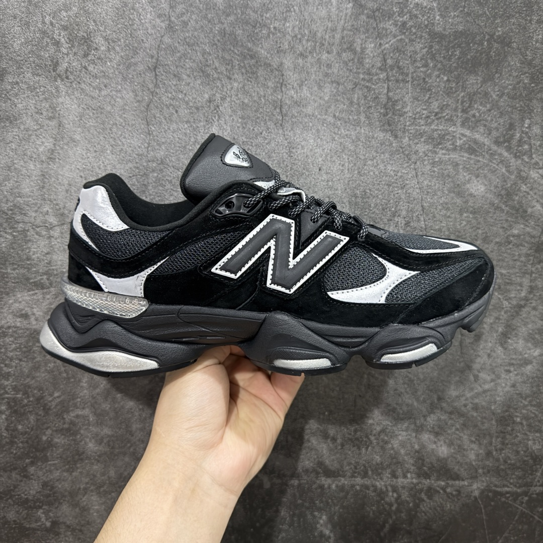 【纯原版】 New Balance NB9060 联名款 复古休闲运动慢跑鞋 黑白色U9060FOS 全套原楦原纸板原厂数据开发 进口三明治网面 原装进口翻毛皮料正确绒感卡色 正确中底拉帮中底网布细节 原厂标裁 带紫光防伪 定制后跟透明水晶模块 冲裁组合 大底贴合程度胶水上色把控完美 整洁度挑战全网艺术家 多道序QC把关品质完善 匠心打造 耗时两个月开发完成 工艺极其复杂难度可想而知 新开独立私模大底 全网唯一正确六层组合大底 高端零售专供产物 尺码:36 37 37.5 38 38.5 39 40 40.5 41 42 42.5 43 44 45 46.5-选品中心