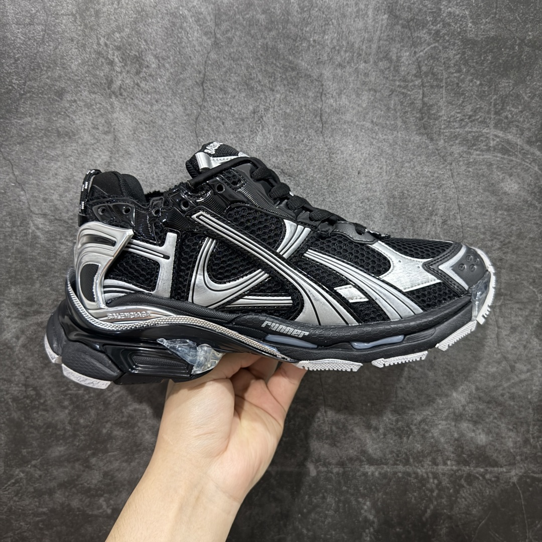 【纯原VG版本】Balenciaga Runner 巴黎世家7代 破坏风 手工做旧款复古老爹鞋 全新外贸版本 核心配合工厂优势供应 该款是通过溢胶 做旧 缝线等细节 展示了设计师 Demna的运动鞋风格 传递复古感 后侧板 翘起的鞋头 展示了 Demna 在结构上的未来构想 尺码:35 36 37 38 39 40 41 42 43 44 45 46-选品中心