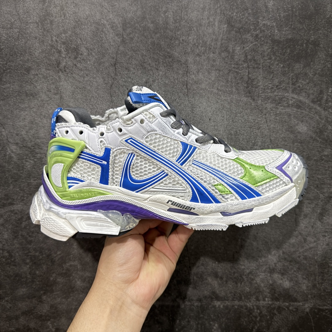 【纯原VG版本】Balenciaga Runner 巴黎世家7代 破坏风 手工做旧款复古老爹鞋 全新外贸版本 核心配合工厂优势供应 该款是通过溢胶 做旧 缝线等细节 展示了设计师 Demna的运动鞋风格 传递复古感 后侧板 翘起的鞋头 展示了 Demna 在结构上的未来构想 尺码:35 36 37 38 39 40 41 42 43 44 45 46-选品中心