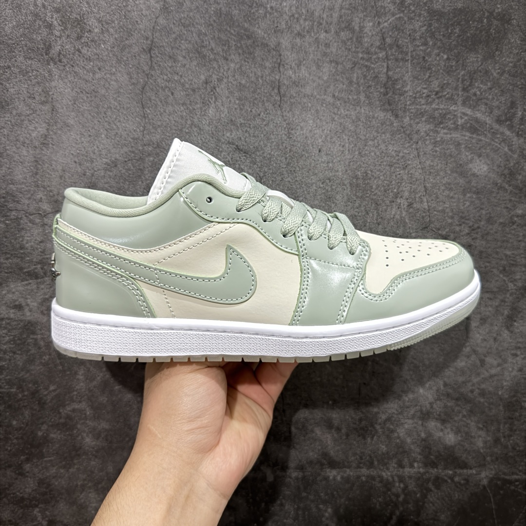 【DT纯原】Air Jordan AJ1 Low SE“Seafoam”柔软舒适 防滑耐磨 低帮 复古篮球鞋 女款 绿色 HF4078-100 市面中低帮最具代表性版本没有之一 口碑大厂出品 品控大底版型不断改良更新 全套原纸板楦头开发 确保原汁原味 完美呈现版型 完美零毛边处理 原厂内置全掌气垫 价格定位良心 平台专用代工流水线出品 一眼公司既视感 拿到手的一瞬间就与众不同 碾压市面所有版本 全部原鞋开发 每一个配色都会采购原鞋确认细节 打破市面看图做货无好货之说 尺码:35.5 36 36.5 37.5 38 38.5 39 40 40.5 41 42 42.5 43 44 44.5 45 46-选品中心