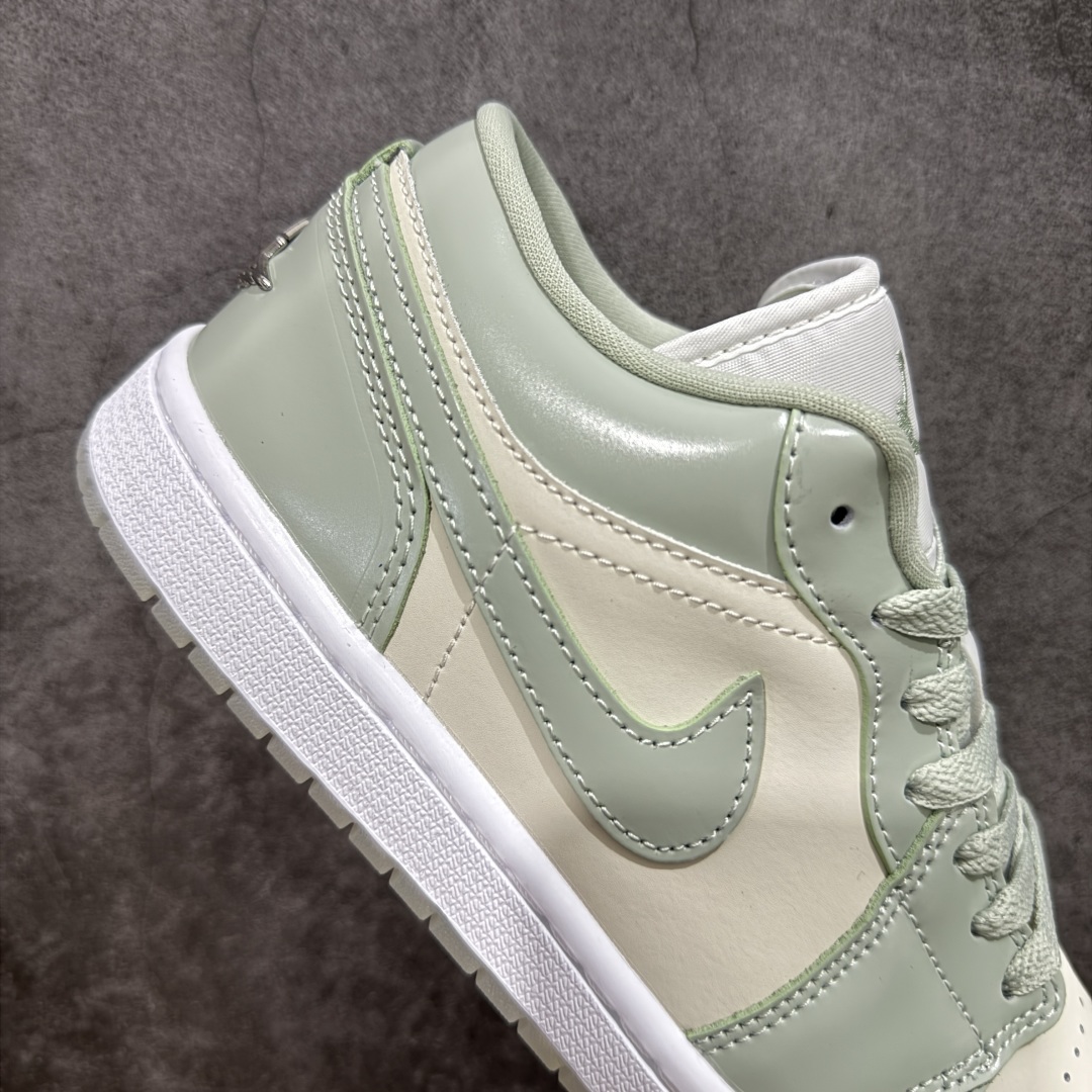 图片[7]-【DT纯原】Air Jordan AJ1 Low SE“Seafoam”柔软舒适 防滑耐磨 低帮 复古篮球鞋 女款 绿色 HF4078-100 市面中低帮最具代表性版本没有之一 口碑大厂出品 品控大底版型不断改良更新 全套原纸板楦头开发 确保原汁原味 完美呈现版型 完美零毛边处理 原厂内置全掌气垫 价格定位良心 平台专用代工流水线出品 一眼公司既视感 拿到手的一瞬间就与众不同 碾压市面所有版本 全部原鞋开发 每一个配色都会采购原鞋确认细节 打破市面看图做货无好货之说 尺码：35.5 36 36.5 37.5 38 38.5 39 40 40.5 41 42 42.5 43 44 44.5 45 46-选品中心