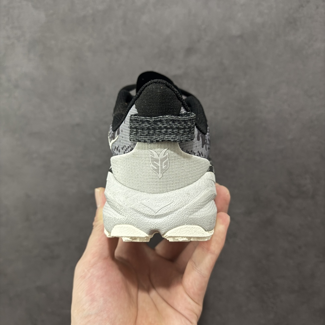 图片[4]-【公司级】HOKA ONE ONE SpeedGoat 6(飞速羚羊6)飞速羚羊系列的第六代越野跑鞋男女士运动鞋 鞋款采用动态鞋面与内部支撑系统，并搭载HOKA久经考验的缓震性能和拥有超强抓地力的大底，为跑者提供轻盈舒适的脚感，帮助他们轻松飞越磨合期。无论是应对日常训练还是奔赴越野比赛，这双SPEEDGOAT 6都能成为越野爱好者们的理想之选。与此同时，SG6延续了该系列轻量化设计的核心理念，搭载CMEVA缓震中底，使之成为迄今为止重量更轻、响应更迅速的飞速羚羊鞋款。鞋款所搭载的VIBRAM® MEGAGRIP大底采用鲨齿技术，为跑者提供强大的抓地力，无论在潮湿还是干燥的路面上，都能自如应对。受到羊蹄柔韧特性的启发，SG6采用了5毫米的足底凸耳设计，在有效防滑和贴合路面的同时，使足部转向更加灵敏。这些由VIBRAM®科技带来的性能提升，赋予SPEEDGOAT 6十足的底气，只为帮助跑者从容驾驭各种越野路况。 尺码：36-46含半码-选品中心