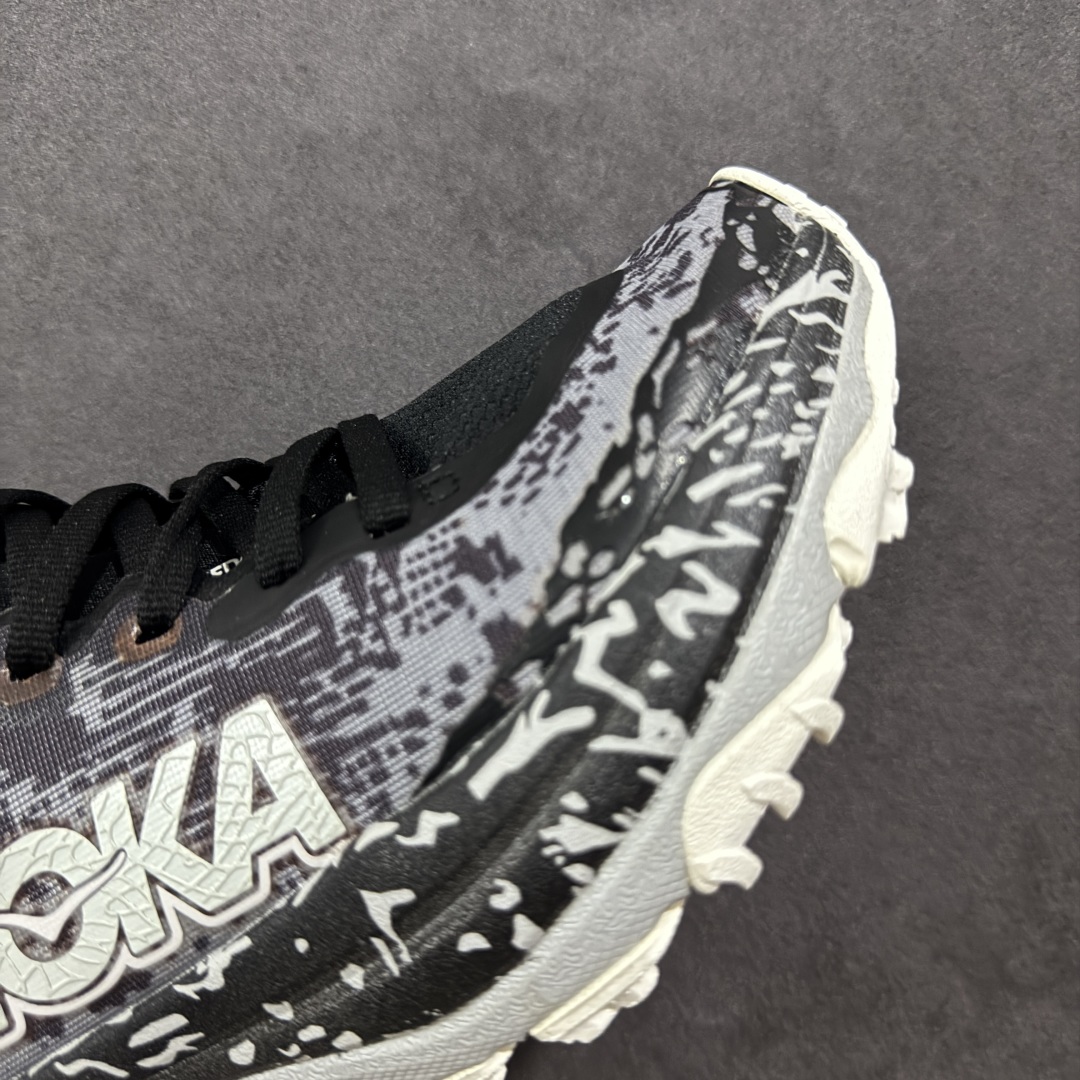 图片[5]-【公司级】HOKA ONE ONE SpeedGoat 6(飞速羚羊6)飞速羚羊系列的第六代越野跑鞋男女士运动鞋 鞋款采用动态鞋面与内部支撑系统，并搭载HOKA久经考验的缓震性能和拥有超强抓地力的大底，为跑者提供轻盈舒适的脚感，帮助他们轻松飞越磨合期。无论是应对日常训练还是奔赴越野比赛，这双SPEEDGOAT 6都能成为越野爱好者们的理想之选。与此同时，SG6延续了该系列轻量化设计的核心理念，搭载CMEVA缓震中底，使之成为迄今为止重量更轻、响应更迅速的飞速羚羊鞋款。鞋款所搭载的VIBRAM® MEGAGRIP大底采用鲨齿技术，为跑者提供强大的抓地力，无论在潮湿还是干燥的路面上，都能自如应对。受到羊蹄柔韧特性的启发，SG6采用了5毫米的足底凸耳设计，在有效防滑和贴合路面的同时，使足部转向更加灵敏。这些由VIBRAM®科技带来的性能提升，赋予SPEEDGOAT 6十足的底气，只为帮助跑者从容驾驭各种越野路况。 尺码：36-46含半码-选品中心