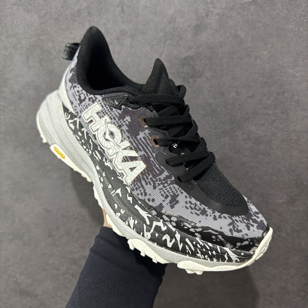 图片[3]-【公司级】HOKA ONE ONE SpeedGoat 6(飞速羚羊6)飞速羚羊系列的第六代越野跑鞋男女士运动鞋 鞋款采用动态鞋面与内部支撑系统，并搭载HOKA久经考验的缓震性能和拥有超强抓地力的大底，为跑者提供轻盈舒适的脚感，帮助他们轻松飞越磨合期。无论是应对日常训练还是奔赴越野比赛，这双SPEEDGOAT 6都能成为越野爱好者们的理想之选。与此同时，SG6延续了该系列轻量化设计的核心理念，搭载CMEVA缓震中底，使之成为迄今为止重量更轻、响应更迅速的飞速羚羊鞋款。鞋款所搭载的VIBRAM® MEGAGRIP大底采用鲨齿技术，为跑者提供强大的抓地力，无论在潮湿还是干燥的路面上，都能自如应对。受到羊蹄柔韧特性的启发，SG6采用了5毫米的足底凸耳设计，在有效防滑和贴合路面的同时，使足部转向更加灵敏。这些由VIBRAM®科技带来的性能提升，赋予SPEEDGOAT 6十足的底气，只为帮助跑者从容驾驭各种越野路况。 尺码：36-46含半码-选品中心