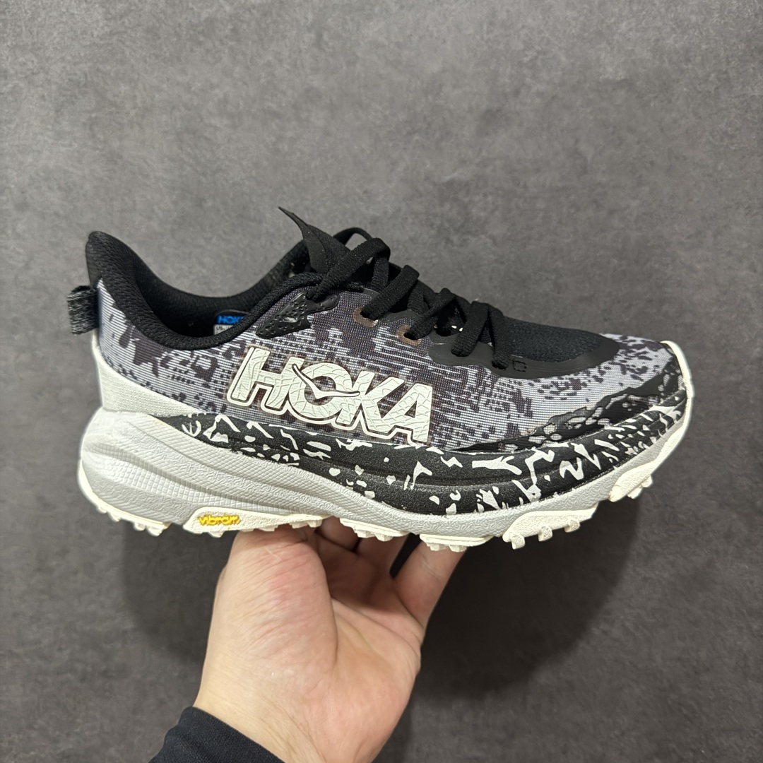 【公司级】HOKA ONE ONE SpeedGoat 6(飞速羚羊6)飞速羚羊系列的第六代越野跑鞋男女士运动鞋 鞋款采用动态鞋面与内部支撑系统,并搭载HOKA久经考验的缓震性能和拥有超强抓地力的大底,为跑者提供轻盈舒适的脚感,帮助他们轻松飞越磨合期。无论是应对日常训练还是奔赴越野比赛,这双SPEEDGOAT 6都能成为越野爱好者们的理想之选。与此同时,SG6延续了该系列轻量化设计的核心理念,搭载CMEVA缓震中底,使之成为迄今为止重量更轻、响应更迅速的飞速羚羊鞋款。鞋款所搭载的VIBRAM® MEGAGRIP大底采用鲨齿技术,为跑者提供强大的抓地力,无论在潮湿还是干燥的路面上,都能自如应对。受到羊蹄柔韧特性的启发,SG6采用了5毫米的足底凸耳设计,在有效防滑和贴合路面的同时,使足部转向更加灵敏。这些由VIBRAM®科技带来的性能提升,赋予SPEEDGOAT 6十足的底气,只为帮助跑者从容驾驭各种越野路况。 尺码:36-46含半码-选品中心