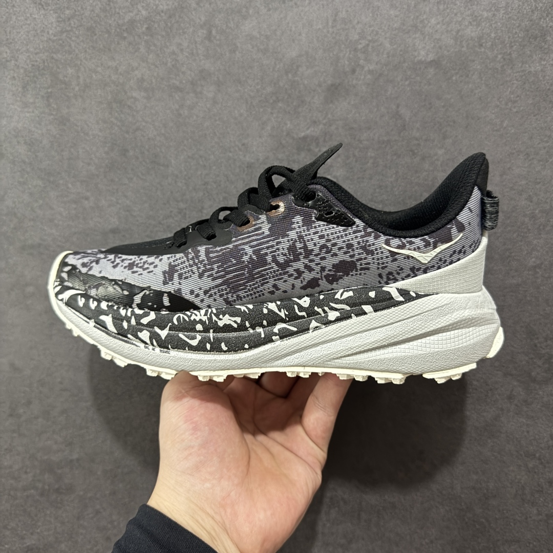 图片[2]-【公司级】HOKA ONE ONE SpeedGoat 6(飞速羚羊6)飞速羚羊系列的第六代越野跑鞋男女士运动鞋 鞋款采用动态鞋面与内部支撑系统，并搭载HOKA久经考验的缓震性能和拥有超强抓地力的大底，为跑者提供轻盈舒适的脚感，帮助他们轻松飞越磨合期。无论是应对日常训练还是奔赴越野比赛，这双SPEEDGOAT 6都能成为越野爱好者们的理想之选。与此同时，SG6延续了该系列轻量化设计的核心理念，搭载CMEVA缓震中底，使之成为迄今为止重量更轻、响应更迅速的飞速羚羊鞋款。鞋款所搭载的VIBRAM® MEGAGRIP大底采用鲨齿技术，为跑者提供强大的抓地力，无论在潮湿还是干燥的路面上，都能自如应对。受到羊蹄柔韧特性的启发，SG6采用了5毫米的足底凸耳设计，在有效防滑和贴合路面的同时，使足部转向更加灵敏。这些由VIBRAM®科技带来的性能提升，赋予SPEEDGOAT 6十足的底气，只为帮助跑者从容驾驭各种越野路况。 尺码：36-46含半码-选品中心