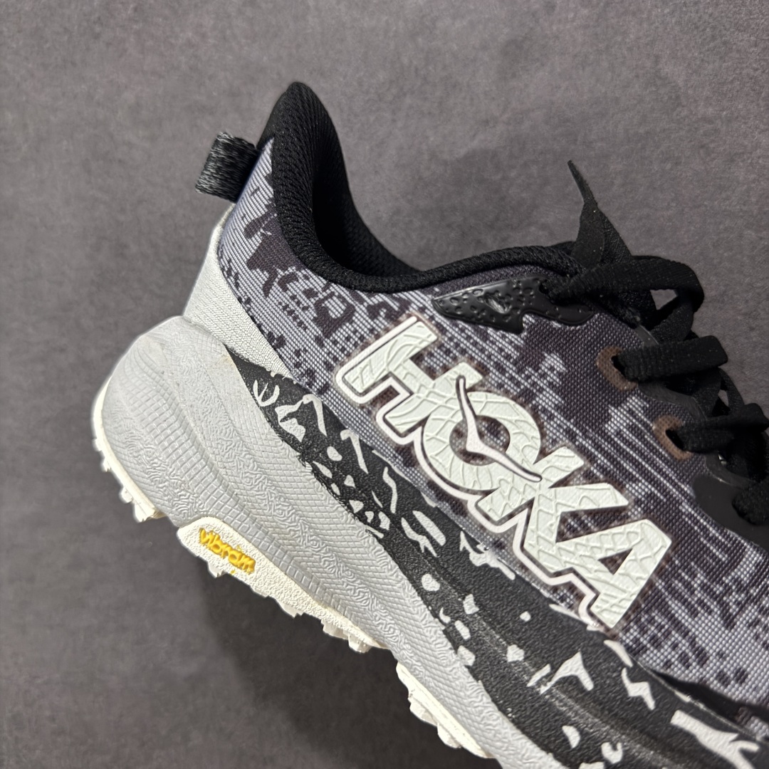图片[6]-【公司级】HOKA ONE ONE SpeedGoat 6(飞速羚羊6)飞速羚羊系列的第六代越野跑鞋男女士运动鞋 鞋款采用动态鞋面与内部支撑系统，并搭载HOKA久经考验的缓震性能和拥有超强抓地力的大底，为跑者提供轻盈舒适的脚感，帮助他们轻松飞越磨合期。无论是应对日常训练还是奔赴越野比赛，这双SPEEDGOAT 6都能成为越野爱好者们的理想之选。与此同时，SG6延续了该系列轻量化设计的核心理念，搭载CMEVA缓震中底，使之成为迄今为止重量更轻、响应更迅速的飞速羚羊鞋款。鞋款所搭载的VIBRAM® MEGAGRIP大底采用鲨齿技术，为跑者提供强大的抓地力，无论在潮湿还是干燥的路面上，都能自如应对。受到羊蹄柔韧特性的启发，SG6采用了5毫米的足底凸耳设计，在有效防滑和贴合路面的同时，使足部转向更加灵敏。这些由VIBRAM®科技带来的性能提升，赋予SPEEDGOAT 6十足的底气，只为帮助跑者从容驾驭各种越野路况。 尺码：36-46含半码-选品中心