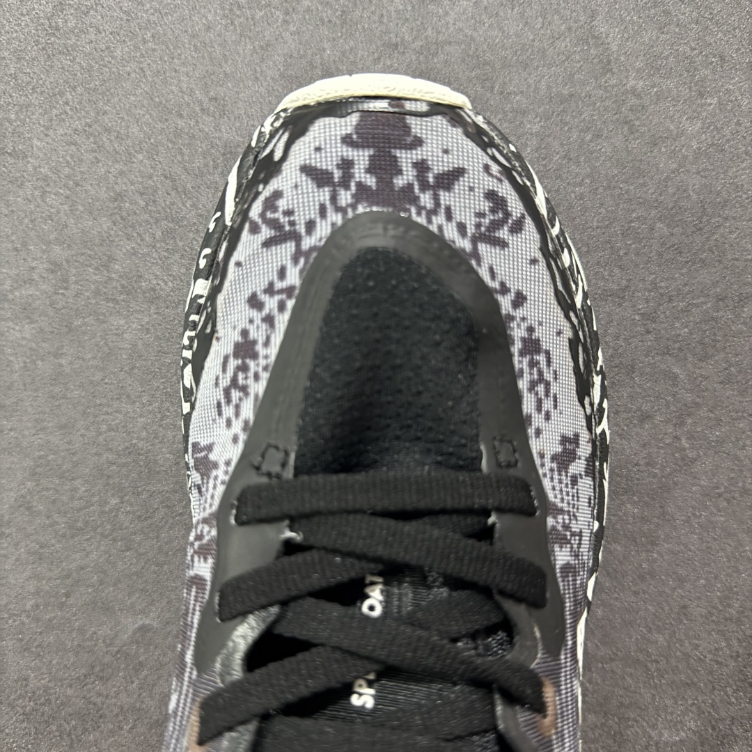 图片[8]-【公司级】HOKA ONE ONE SpeedGoat 6(飞速羚羊6)飞速羚羊系列的第六代越野跑鞋男女士运动鞋 鞋款采用动态鞋面与内部支撑系统，并搭载HOKA久经考验的缓震性能和拥有超强抓地力的大底，为跑者提供轻盈舒适的脚感，帮助他们轻松飞越磨合期。无论是应对日常训练还是奔赴越野比赛，这双SPEEDGOAT 6都能成为越野爱好者们的理想之选。与此同时，SG6延续了该系列轻量化设计的核心理念，搭载CMEVA缓震中底，使之成为迄今为止重量更轻、响应更迅速的飞速羚羊鞋款。鞋款所搭载的VIBRAM® MEGAGRIP大底采用鲨齿技术，为跑者提供强大的抓地力，无论在潮湿还是干燥的路面上，都能自如应对。受到羊蹄柔韧特性的启发，SG6采用了5毫米的足底凸耳设计，在有效防滑和贴合路面的同时，使足部转向更加灵敏。这些由VIBRAM®科技带来的性能提升，赋予SPEEDGOAT 6十足的底气，只为帮助跑者从容驾驭各种越野路况。 尺码：36-46含半码-选品中心