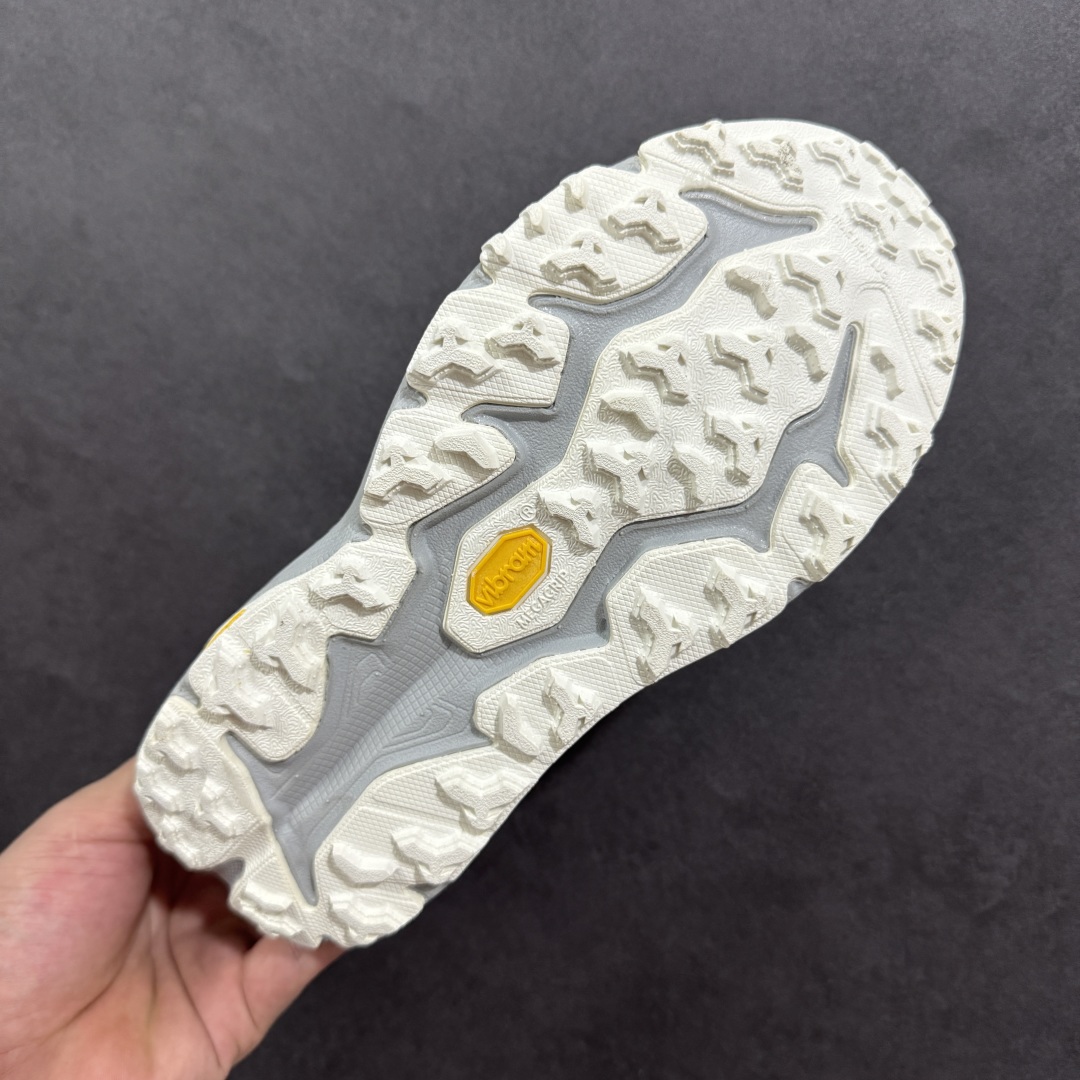 图片[9]-【公司级】HOKA ONE ONE SpeedGoat 6(飞速羚羊6)飞速羚羊系列的第六代越野跑鞋男女士运动鞋 鞋款采用动态鞋面与内部支撑系统，并搭载HOKA久经考验的缓震性能和拥有超强抓地力的大底，为跑者提供轻盈舒适的脚感，帮助他们轻松飞越磨合期。无论是应对日常训练还是奔赴越野比赛，这双SPEEDGOAT 6都能成为越野爱好者们的理想之选。与此同时，SG6延续了该系列轻量化设计的核心理念，搭载CMEVA缓震中底，使之成为迄今为止重量更轻、响应更迅速的飞速羚羊鞋款。鞋款所搭载的VIBRAM® MEGAGRIP大底采用鲨齿技术，为跑者提供强大的抓地力，无论在潮湿还是干燥的路面上，都能自如应对。受到羊蹄柔韧特性的启发，SG6采用了5毫米的足底凸耳设计，在有效防滑和贴合路面的同时，使足部转向更加灵敏。这些由VIBRAM®科技带来的性能提升，赋予SPEEDGOAT 6十足的底气，只为帮助跑者从容驾驭各种越野路况。 尺码：36-46含半码-选品中心