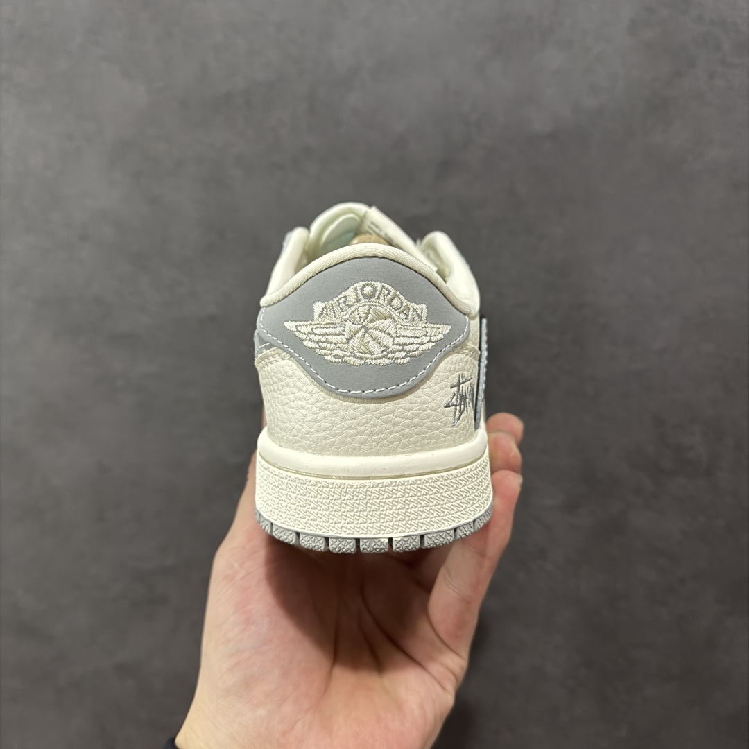 图片[4]-【定制版】Travis Scott x Nike Air Jordan 1 Low x Stussy Air Jordan 1 Low 反转白灰小勾倒钩 低帮休闲运动板鞋 全鞋采用原装头层皮，用料扎实 精雕细琢 鞋型极致还原 飞翼3D打印改良 深度立体 四线中底拉帮皮料选材 钢印 背胶一应俱全 全新批次 原装原模大底全鞋原厂定制皮料，手感细腻正确折边工艺 完美细节诠释 货号：XB1979 002 尺码：36 36.5 37.5 38 38.5 39 40 40.5 41 42 42.5 43 44 44.5 45-选品中心