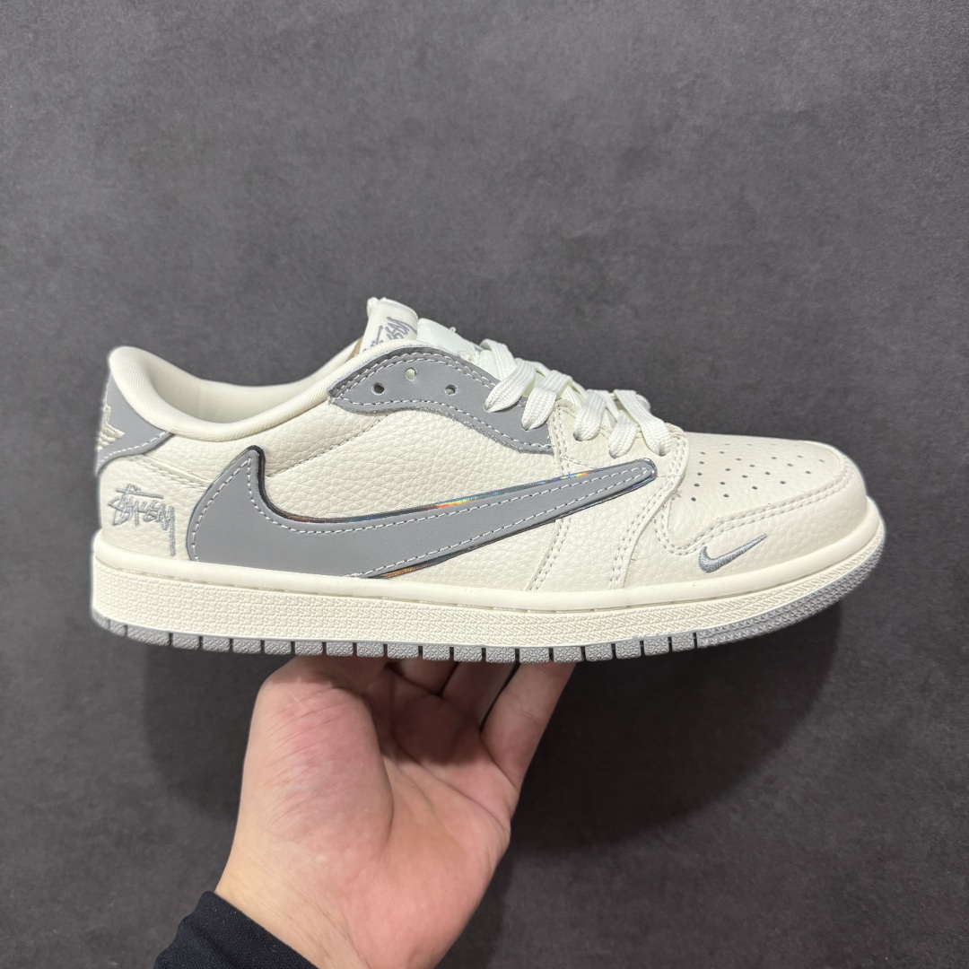 【定制版】Travis Scott x Nike Air Jordan 1 Low x Stussy Air Jordan 1 Low 反转白灰小勾倒钩 低帮休闲运动板鞋 全鞋采用原装头层皮,用料扎实 精雕细琢 鞋型极致还原 飞翼3D打印改良 深度立体 四线中底拉帮皮料选材 钢印 背胶一应俱全 全新批次 原装原模大底全鞋原厂定制皮料,手感细腻正确折边工艺 完美细节诠释 货号:XB1979 002 尺码:36 36.5 37.5 38 38.5 39 40 40.5 41 42 42.5 43 44 44.5 45-选品中心