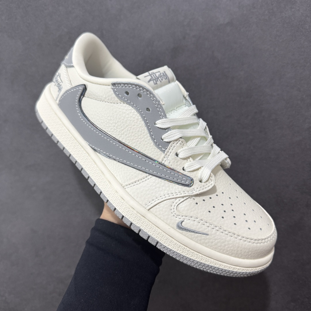 图片[3]-【定制版】Travis Scott x Nike Air Jordan 1 Low x Stussy Air Jordan 1 Low 反转白灰小勾倒钩 低帮休闲运动板鞋 全鞋采用原装头层皮，用料扎实 精雕细琢 鞋型极致还原 飞翼3D打印改良 深度立体 四线中底拉帮皮料选材 钢印 背胶一应俱全 全新批次 原装原模大底全鞋原厂定制皮料，手感细腻正确折边工艺 完美细节诠释 货号：XB1979 002 尺码：36 36.5 37.5 38 38.5 39 40 40.5 41 42 42.5 43 44 44.5 45-选品中心