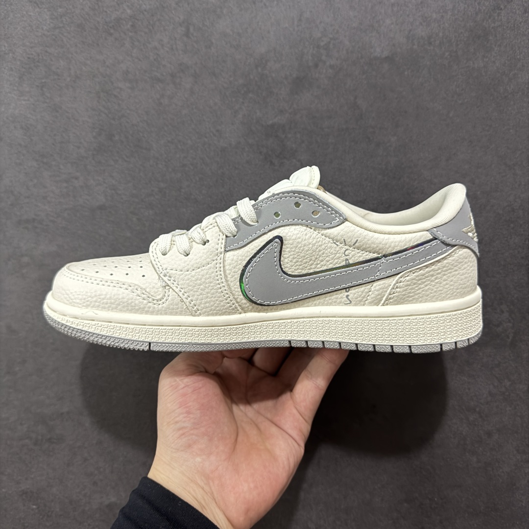 图片[2]-【定制版】Travis Scott x Nike Air Jordan 1 Low x Stussy Air Jordan 1 Low 反转白灰小勾倒钩 低帮休闲运动板鞋 全鞋采用原装头层皮，用料扎实 精雕细琢 鞋型极致还原 飞翼3D打印改良 深度立体 四线中底拉帮皮料选材 钢印 背胶一应俱全 全新批次 原装原模大底全鞋原厂定制皮料，手感细腻正确折边工艺 完美细节诠释 货号：XB1979 002 尺码：36 36.5 37.5 38 38.5 39 40 40.5 41 42 42.5 43 44 44.5 45-选品中心