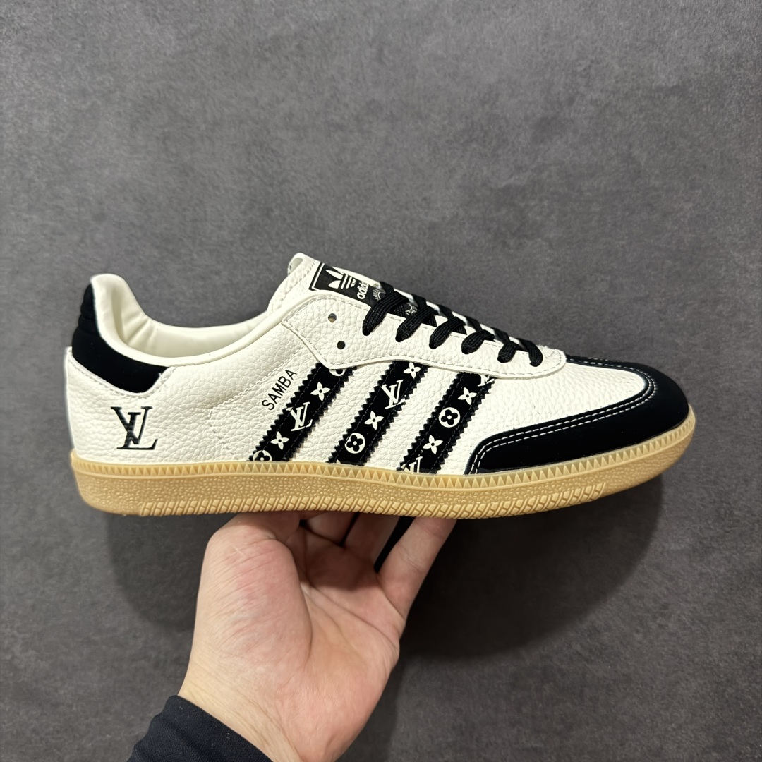 【定制版】adidas originals Samba OG x Louis Vuitton 黑白 桑巴舞系列复古经典轻便板鞋 此款以简约大方的造型设计 给人以随性休闲的时尚格调 穿着舒适轻便,运动灵活自如 满足日常个性穿搭 货号:DX0003 尺码:36 36.5 37 38 38.5 39 40 40.5 41 42 42.5 43 44 44.5 45-选品中心
