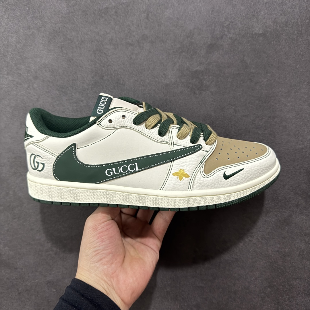 【定制版】Travis Scott x Fragment Design x Air Jordan 1 Low OG SP AJ1 乔1 古驰联名 墨绿白棕 低帮文化休闲板鞋 XZ5749-006 #多方联名合作融合了Travis Scott 独特的音乐风格,藤原浩个性的设计风格以及Jordan品牌的经典元素 使其成为一双具有独特身份和价值的鞋子 清新而立体的外观加上联名标识更突出了其独特身份 这种配色方案显示出活力和时尚感 在视觉上引人注目 鞋身的质感和细腻的细节处理使其显得高端而格调十足 这款“倒钩”联名是设计与创意完美结合 融合多方的个性风格是一款备受瞩目的潮流鞋款 尺码:36 36.5 37.5 38 38.5 39 40 40.5 41 42 42.5 43 44 44.5 45-选品中心