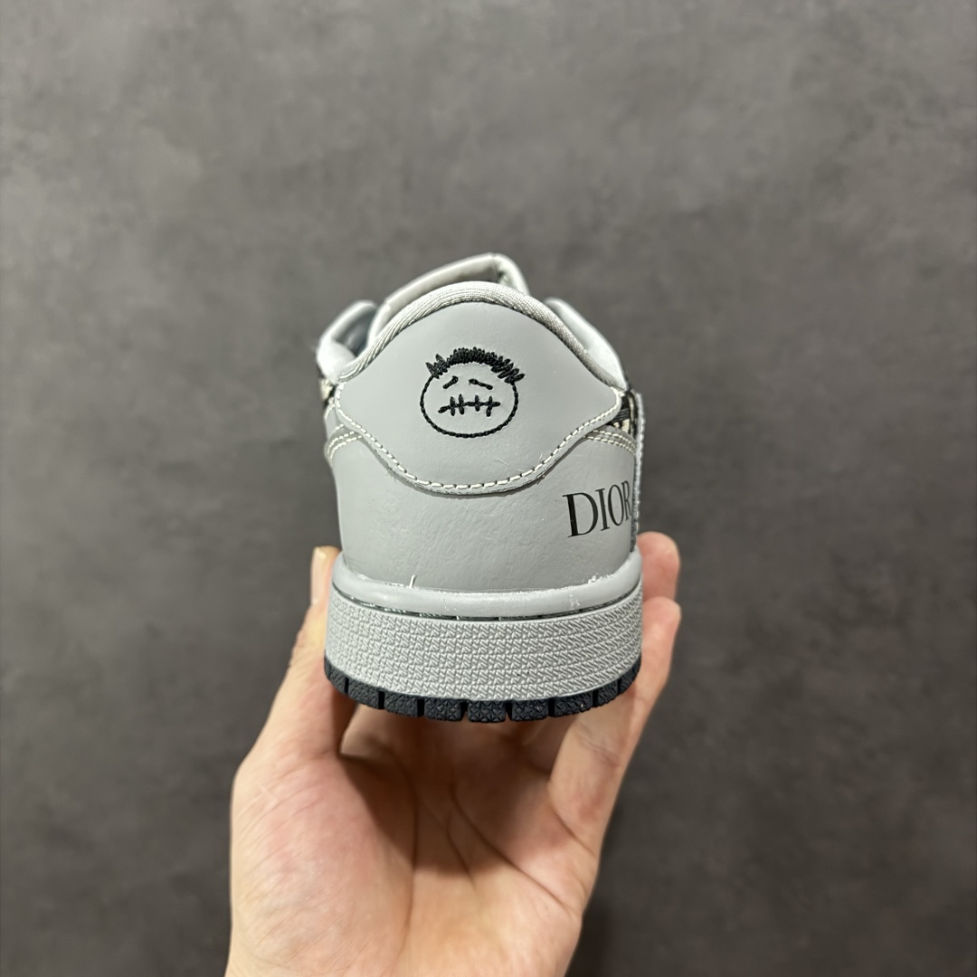 图片[4]-【定制版】Travis Scott x Fragment Design x Air Jordan 1 Low OG SP AJ1 乔1 迪奥联名 化石灰 低帮文化休闲板鞋 LD2025-031 #多方联名合作融合了Travis Scott 独特的音乐风格，藤原浩个性的设计风格以及Jordan品牌的经典元素 使其成为一双具有独特身份和价值的鞋子 清新而立体的外观加上联名标识更突出了其独特身份 这种配色方案显示出活力和时尚感 在视觉上引人注目 鞋身的质感和细腻的细节处理使其显得高端而格调十足 这款“倒钩”联名是设计与创意完美结合 融合多方的个性风格是一款备受瞩目的潮流鞋款 尺码：36 36.5 37.5 38 38.5 39 40 40.5 41 42 42.5 43 44 44.5 45-选品中心
