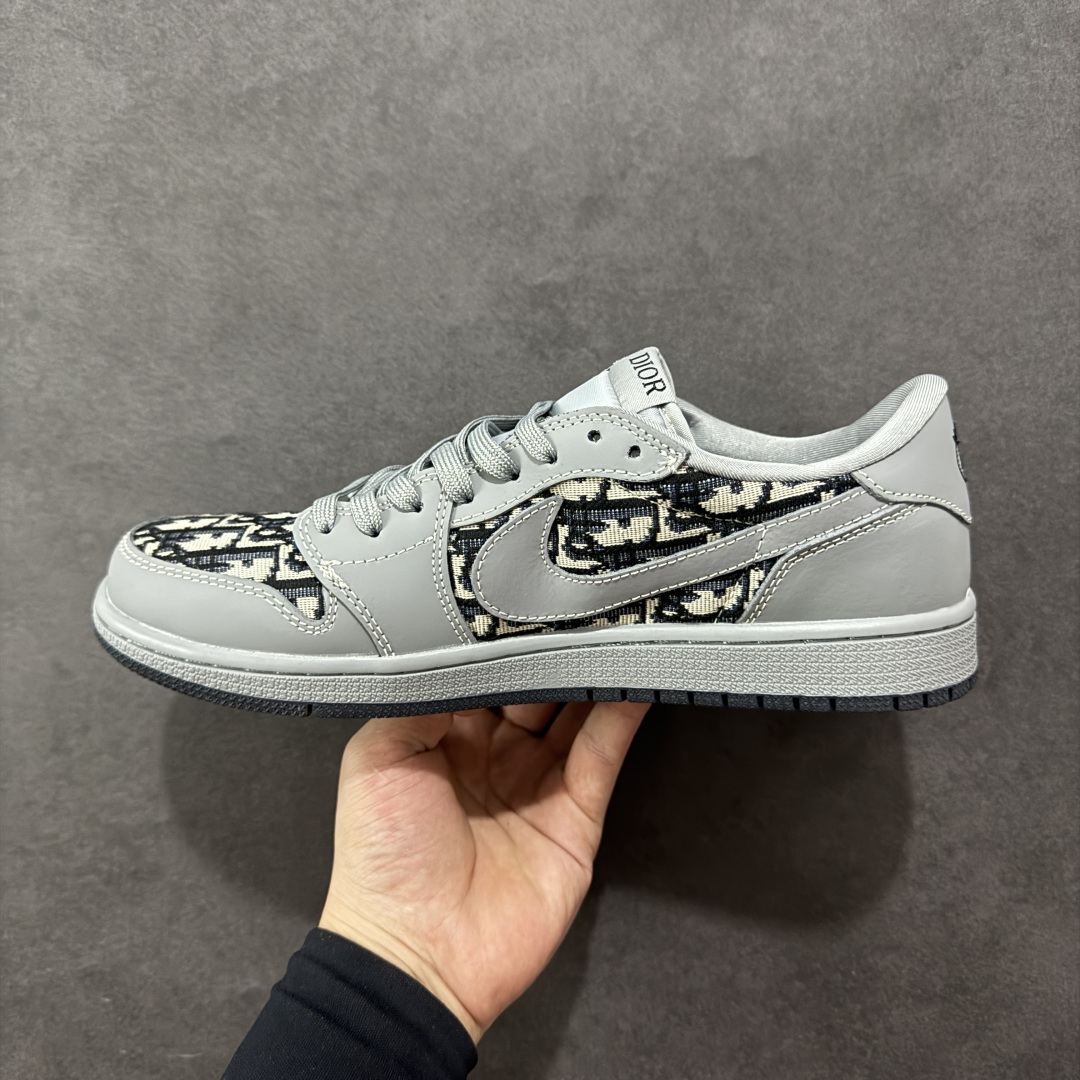图片[2]-【定制版】Travis Scott x Fragment Design x Air Jordan 1 Low OG SP AJ1 乔1 迪奥联名 化石灰 低帮文化休闲板鞋 LD2025-031 #多方联名合作融合了Travis Scott 独特的音乐风格，藤原浩个性的设计风格以及Jordan品牌的经典元素 使其成为一双具有独特身份和价值的鞋子 清新而立体的外观加上联名标识更突出了其独特身份 这种配色方案显示出活力和时尚感 在视觉上引人注目 鞋身的质感和细腻的细节处理使其显得高端而格调十足 这款“倒钩”联名是设计与创意完美结合 融合多方的个性风格是一款备受瞩目的潮流鞋款 尺码：36 36.5 37.5 38 38.5 39 40 40.5 41 42 42.5 43 44 44.5 45-选品中心