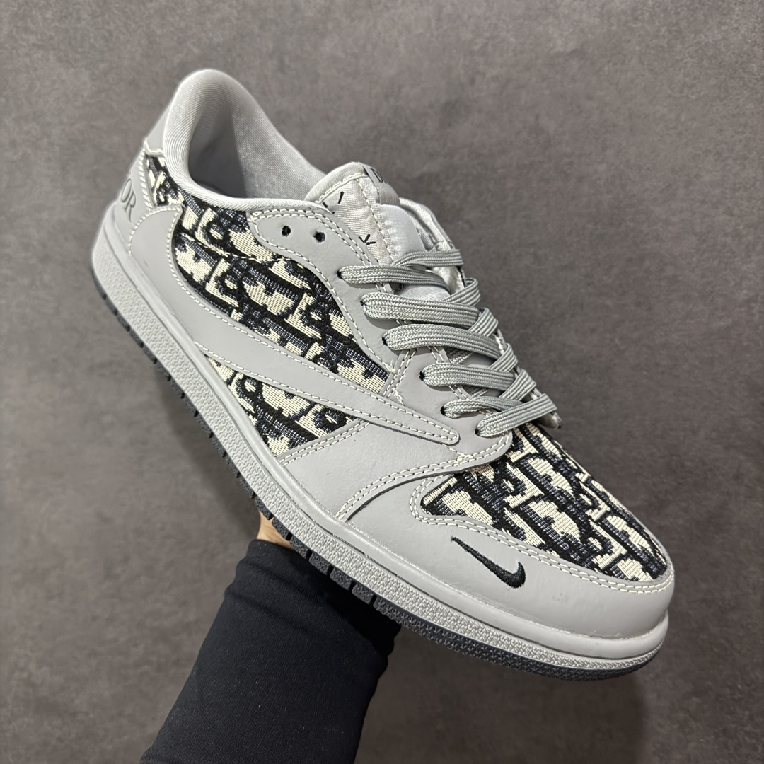 图片[3]-【定制版】Travis Scott x Fragment Design x Air Jordan 1 Low OG SP AJ1 乔1 迪奥联名 化石灰 低帮文化休闲板鞋 LD2025-031 #多方联名合作融合了Travis Scott 独特的音乐风格，藤原浩个性的设计风格以及Jordan品牌的经典元素 使其成为一双具有独特身份和价值的鞋子 清新而立体的外观加上联名标识更突出了其独特身份 这种配色方案显示出活力和时尚感 在视觉上引人注目 鞋身的质感和细腻的细节处理使其显得高端而格调十足 这款“倒钩”联名是设计与创意完美结合 融合多方的个性风格是一款备受瞩目的潮流鞋款 尺码：36 36.5 37.5 38 38.5 39 40 40.5 41 42 42.5 43 44 44.5 45-选品中心