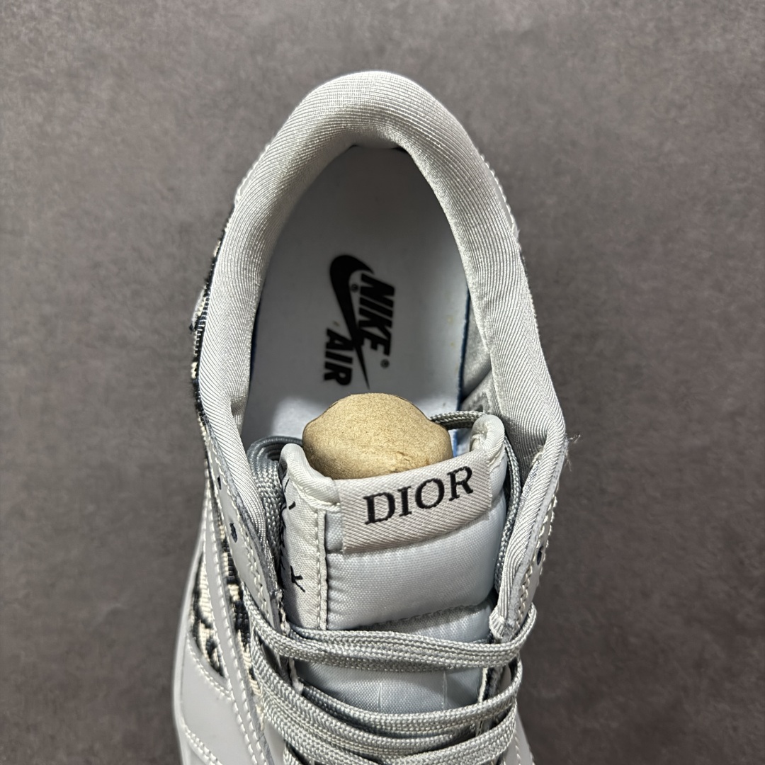 图片[7]-【定制版】Travis Scott x Fragment Design x Air Jordan 1 Low OG SP AJ1 乔1 迪奥联名 化石灰 低帮文化休闲板鞋 LD2025-031 #多方联名合作融合了Travis Scott 独特的音乐风格，藤原浩个性的设计风格以及Jordan品牌的经典元素 使其成为一双具有独特身份和价值的鞋子 清新而立体的外观加上联名标识更突出了其独特身份 这种配色方案显示出活力和时尚感 在视觉上引人注目 鞋身的质感和细腻的细节处理使其显得高端而格调十足 这款“倒钩”联名是设计与创意完美结合 融合多方的个性风格是一款备受瞩目的潮流鞋款 尺码：36 36.5 37.5 38 38.5 39 40 40.5 41 42 42.5 43 44 44.5 45-选品中心