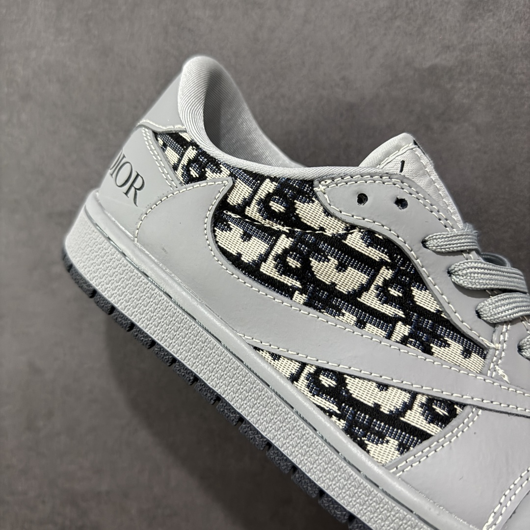 图片[6]-【定制版】Travis Scott x Fragment Design x Air Jordan 1 Low OG SP AJ1 乔1 迪奥联名 化石灰 低帮文化休闲板鞋 LD2025-031 #多方联名合作融合了Travis Scott 独特的音乐风格，藤原浩个性的设计风格以及Jordan品牌的经典元素 使其成为一双具有独特身份和价值的鞋子 清新而立体的外观加上联名标识更突出了其独特身份 这种配色方案显示出活力和时尚感 在视觉上引人注目 鞋身的质感和细腻的细节处理使其显得高端而格调十足 这款“倒钩”联名是设计与创意完美结合 融合多方的个性风格是一款备受瞩目的潮流鞋款 尺码：36 36.5 37.5 38 38.5 39 40 40.5 41 42 42.5 43 44 44.5 45-选品中心